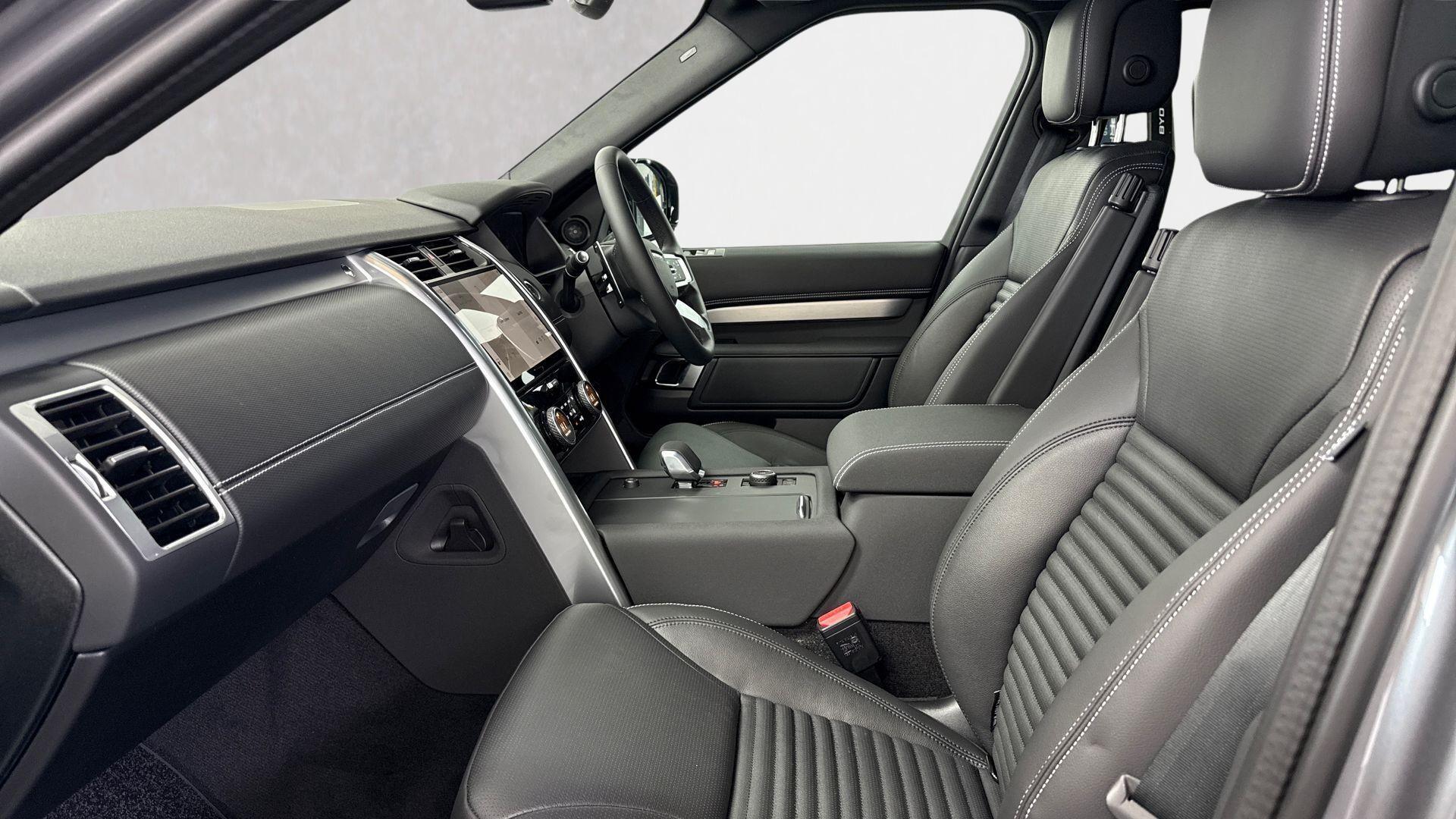 Land Rover Discovery view 3