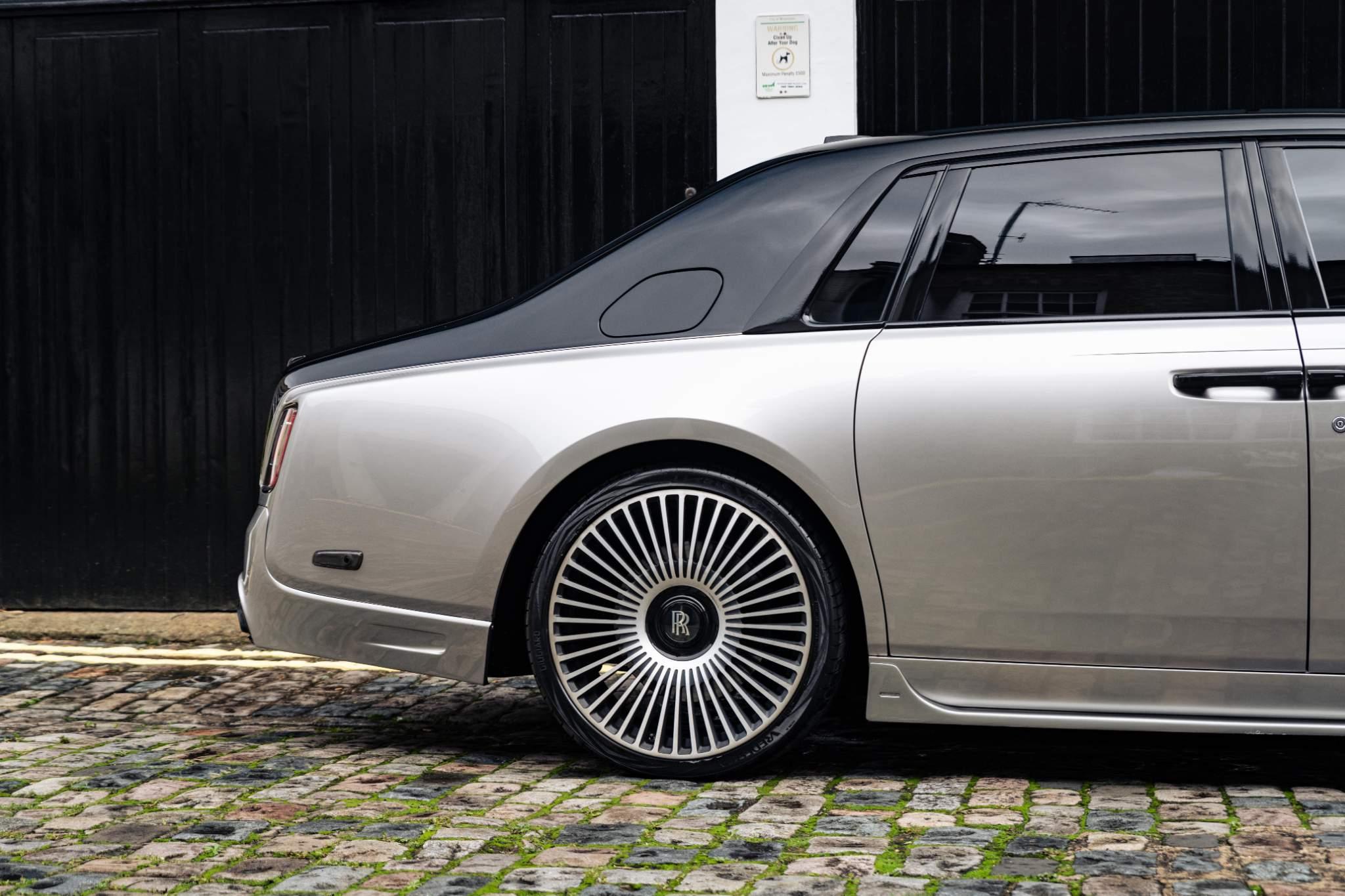 Rolls-Royce Phantom view 4