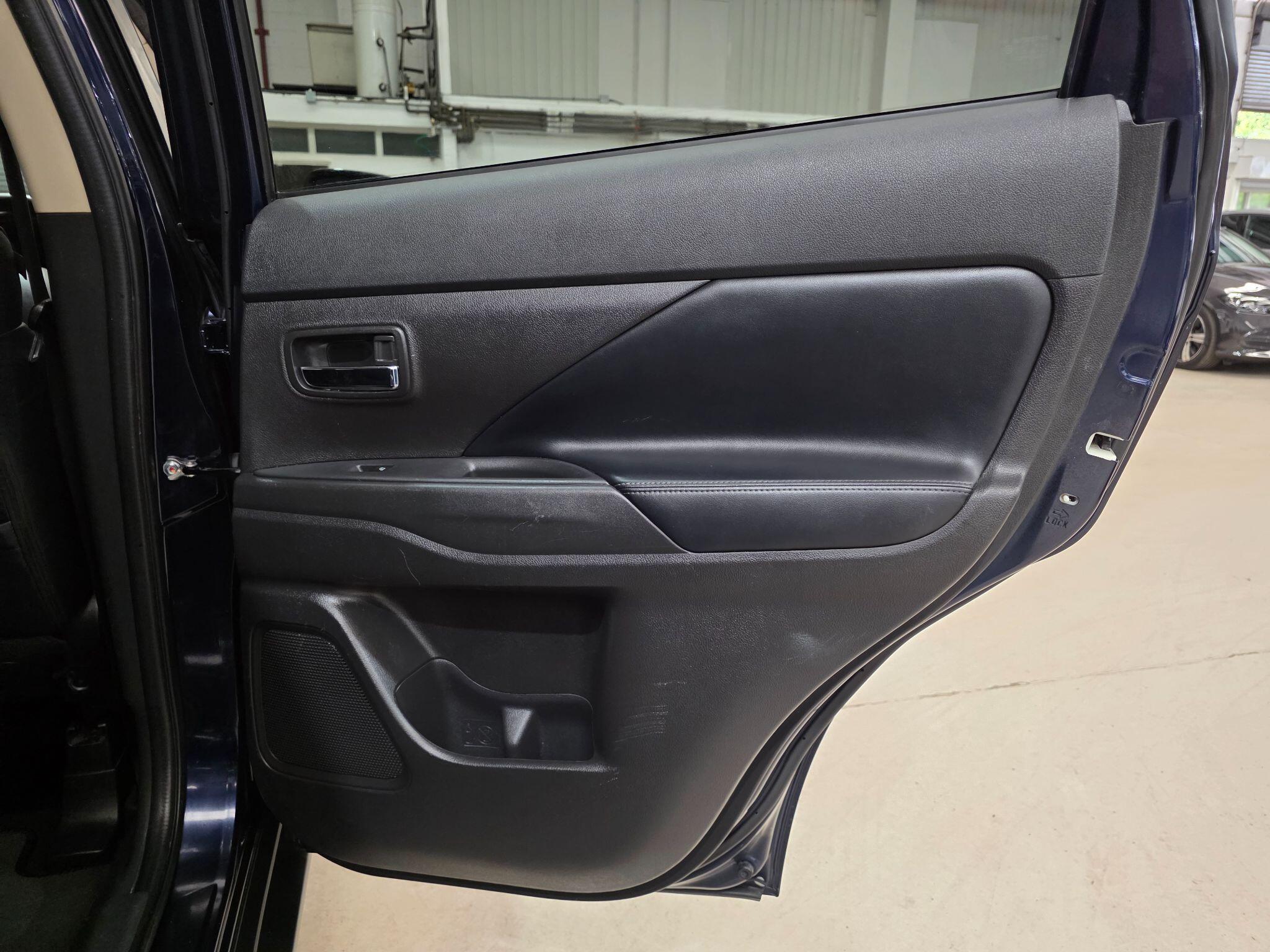 Mitsubishi Outlander view 20