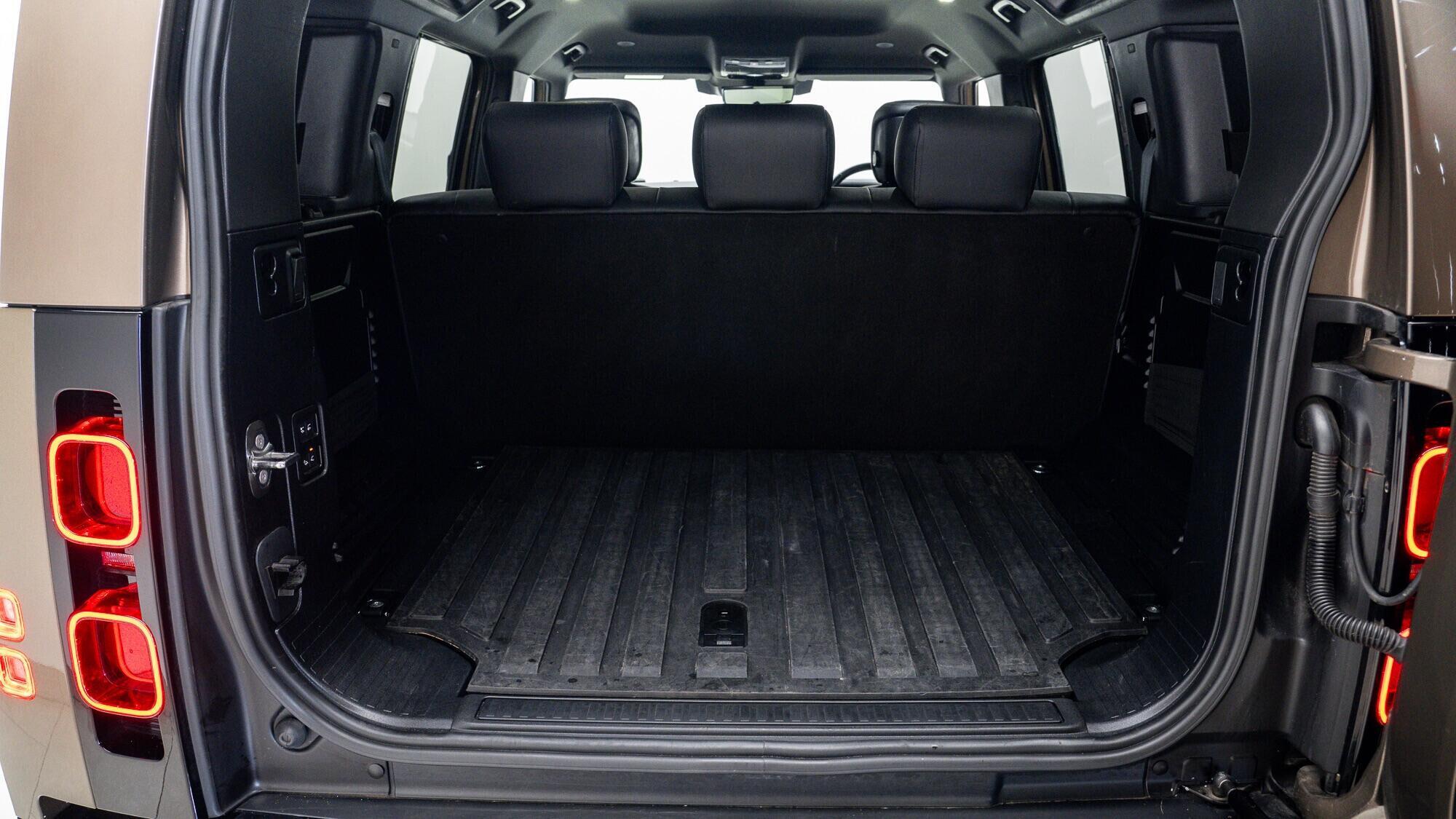 Land Rover Defender view 36