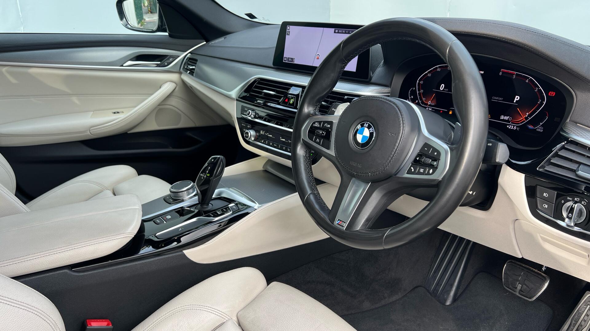 BMW 5 Series view 6
