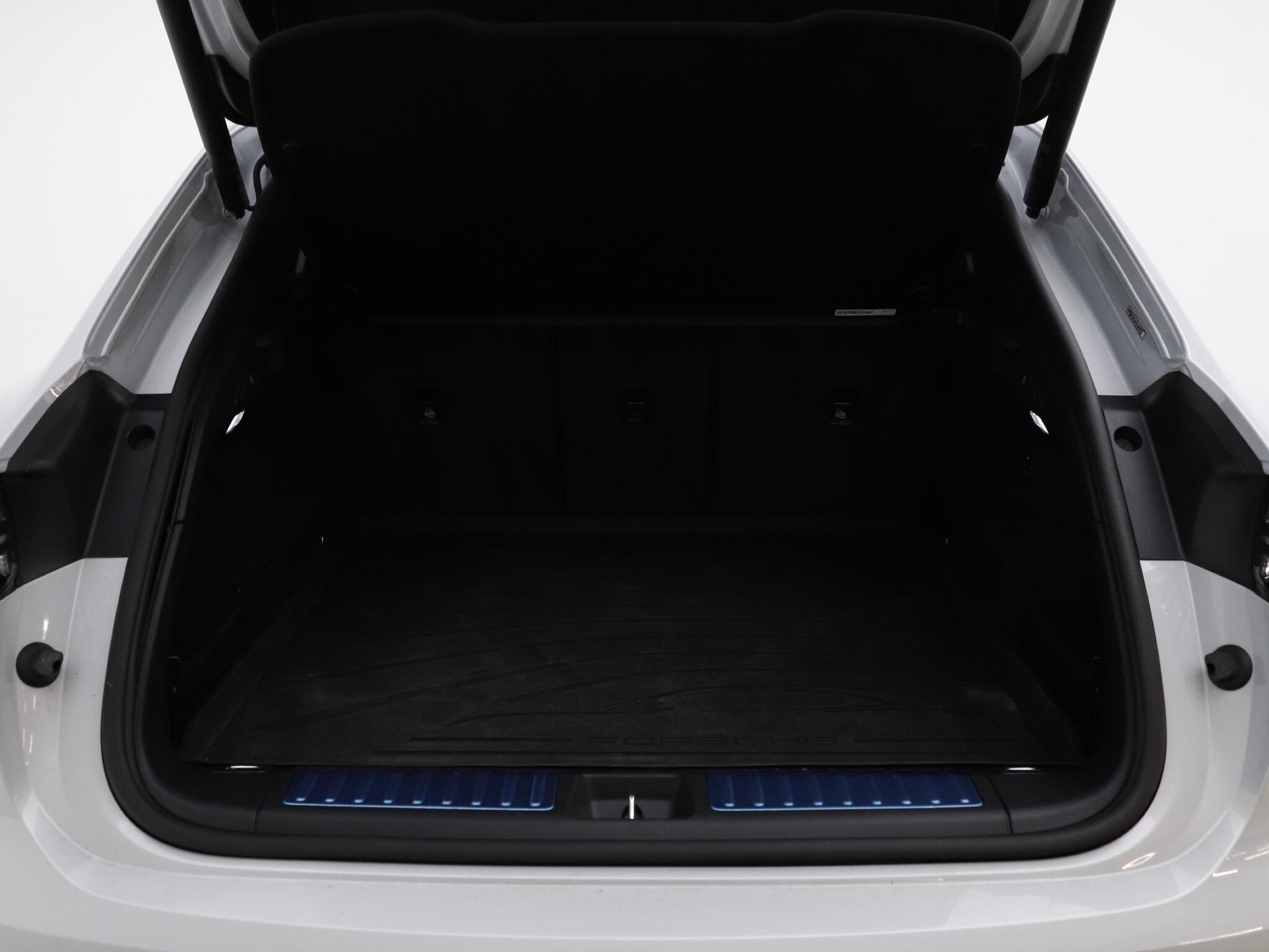 Porsche Macan view 19