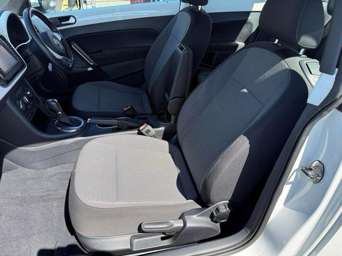 Volkswagen Beetle view 13