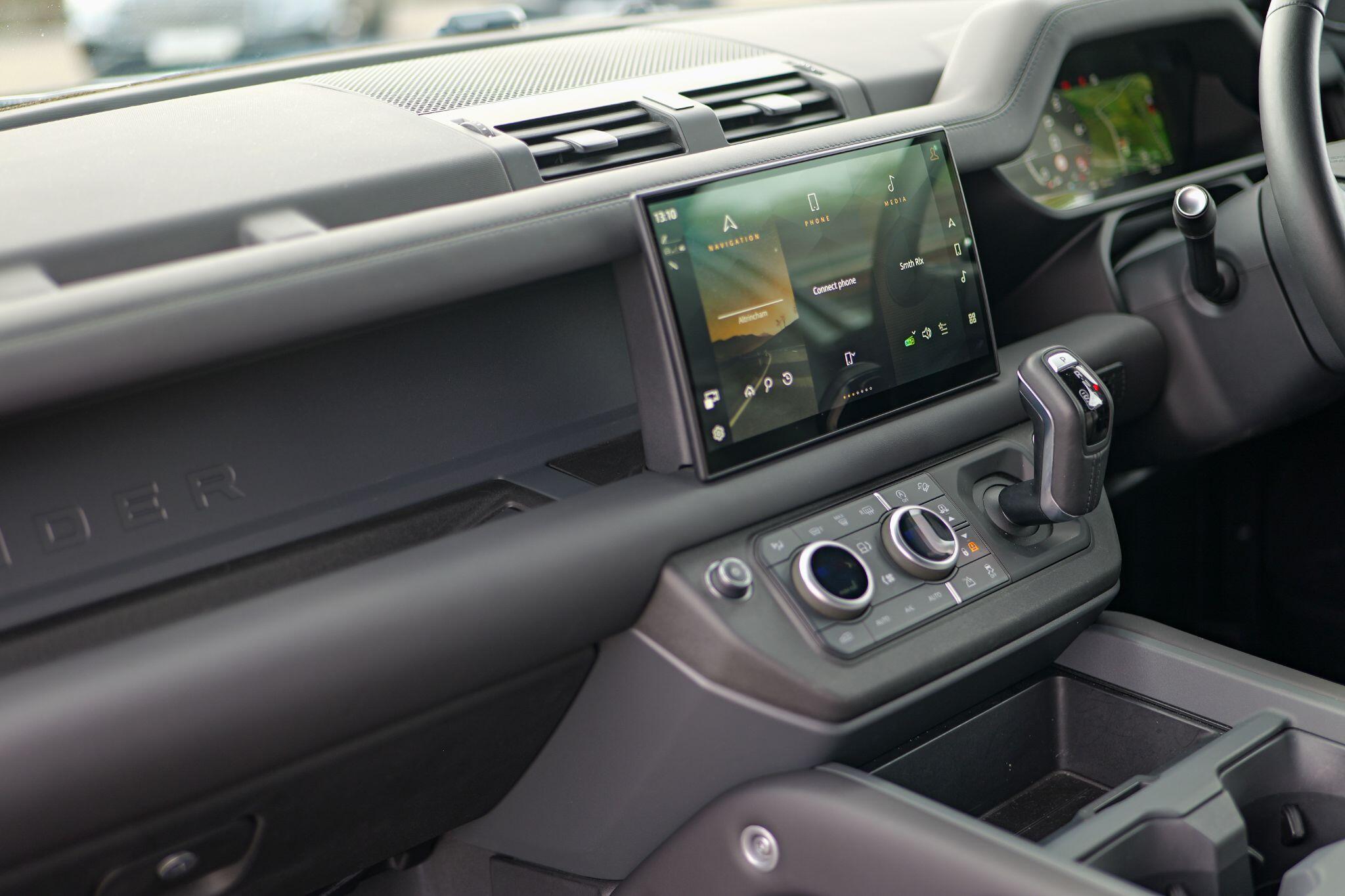 Land Rover Defender 90 view 15