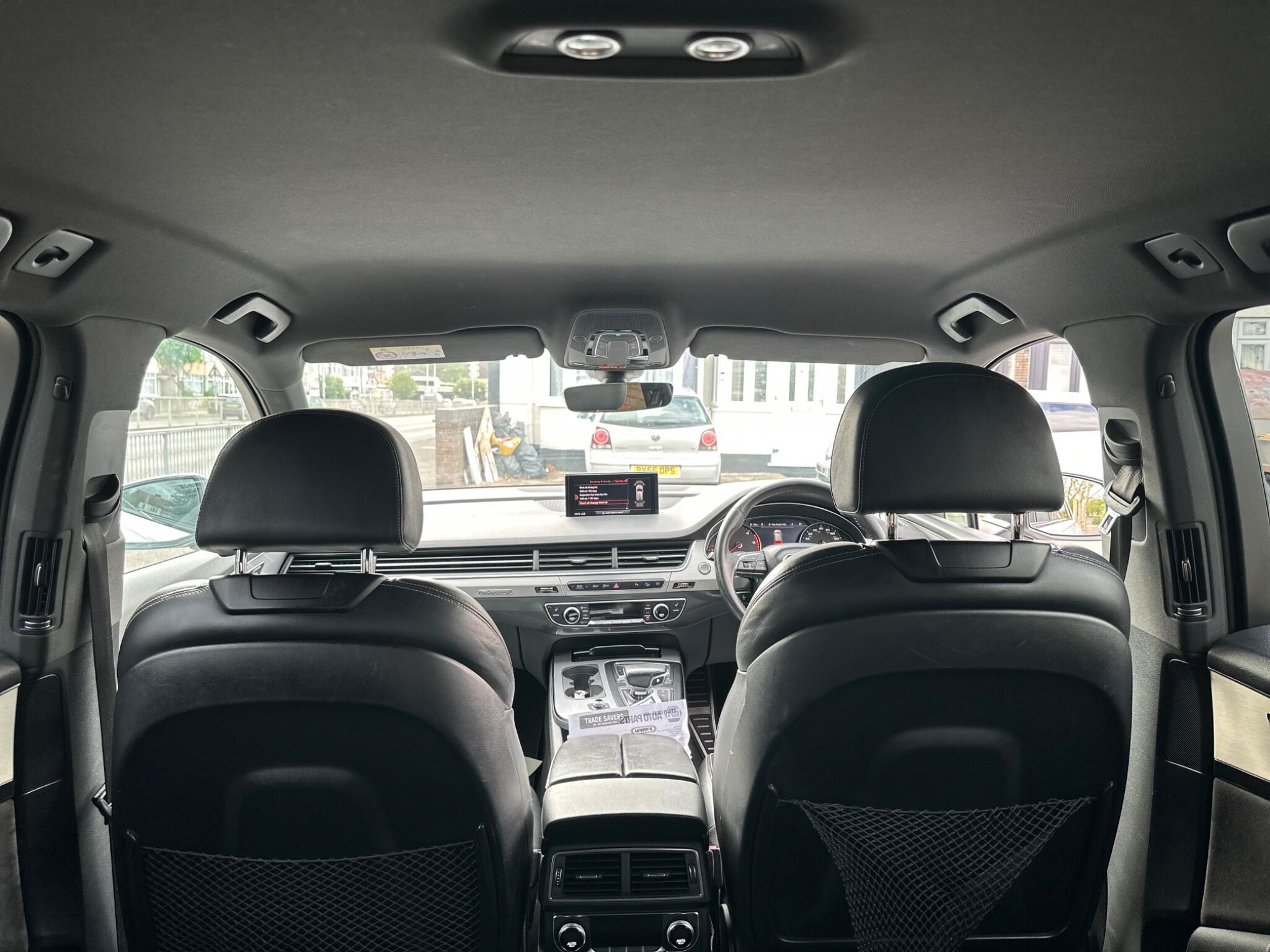 Audi Q7 view 14