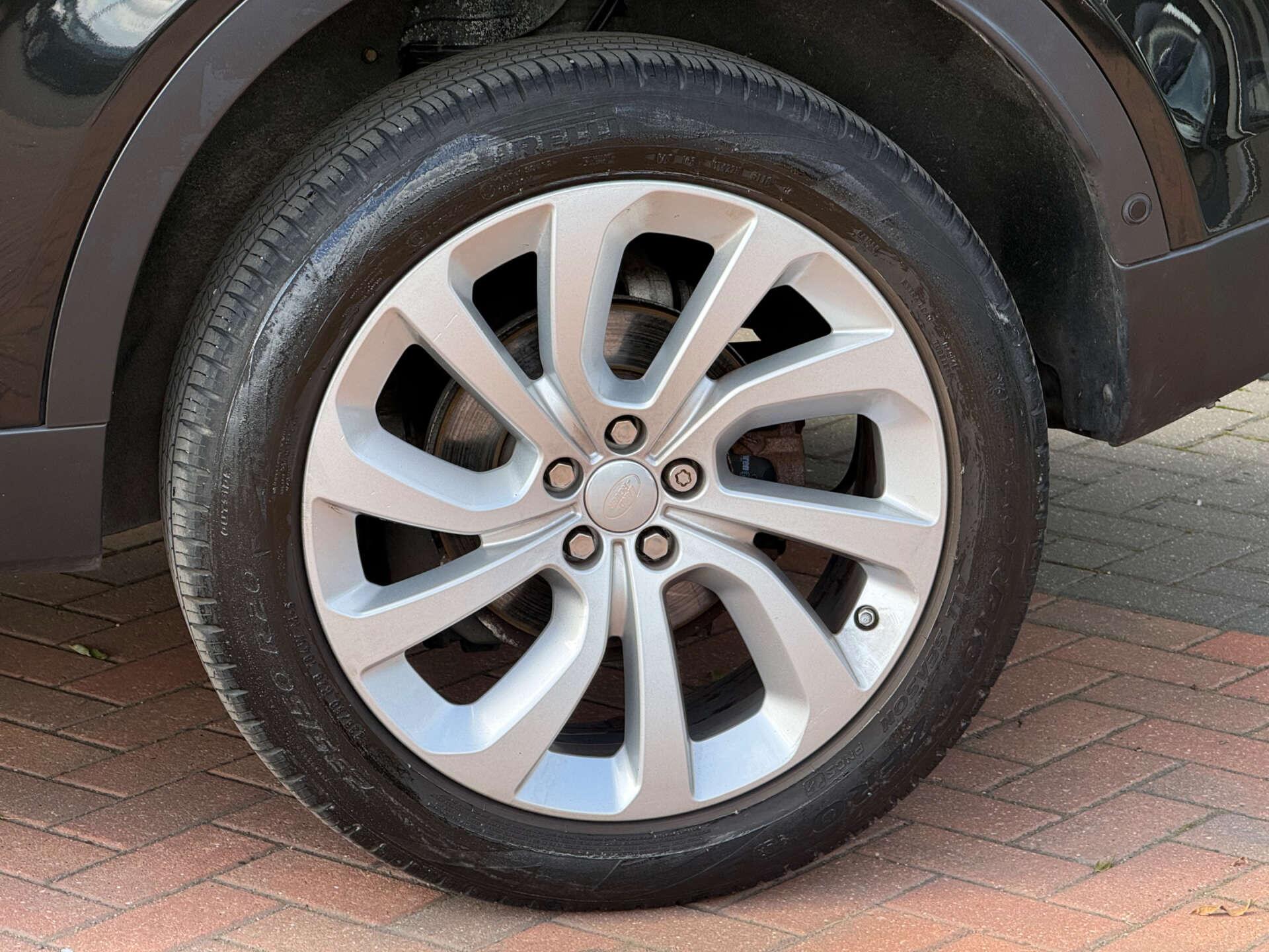 Land Rover Discovery Sport view 8