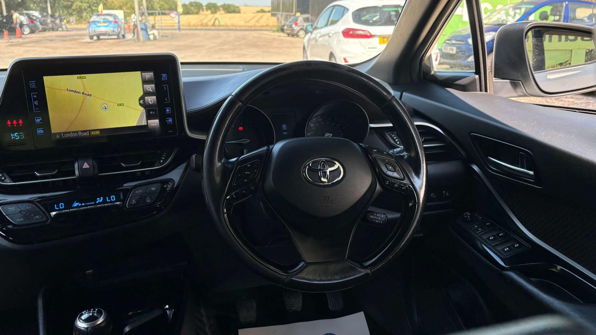 Toyota C-HR view 16