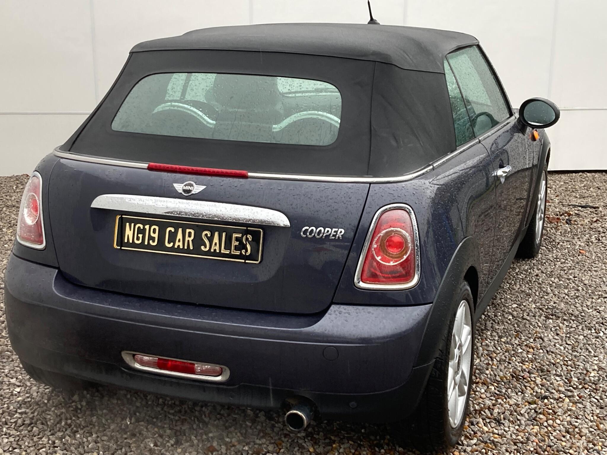 2013 MINI Convertible image 2