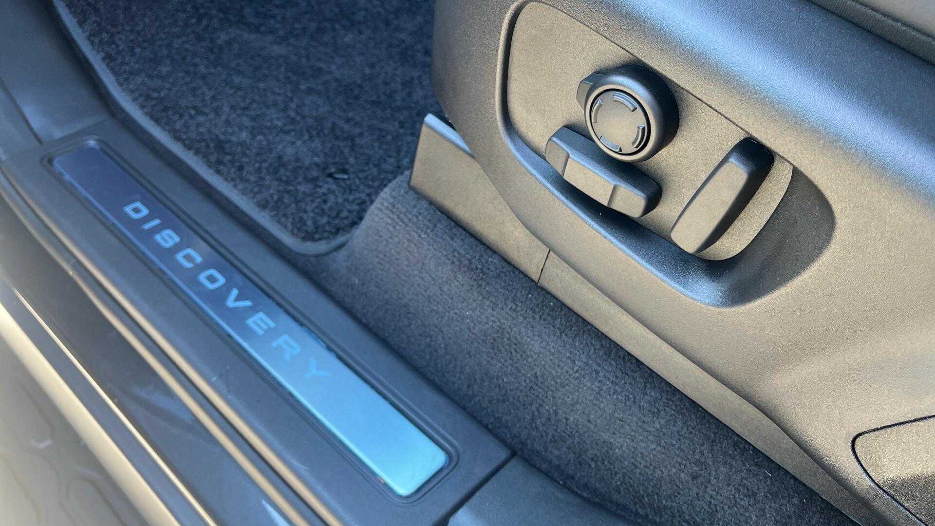 Land Rover Discovery view 40
