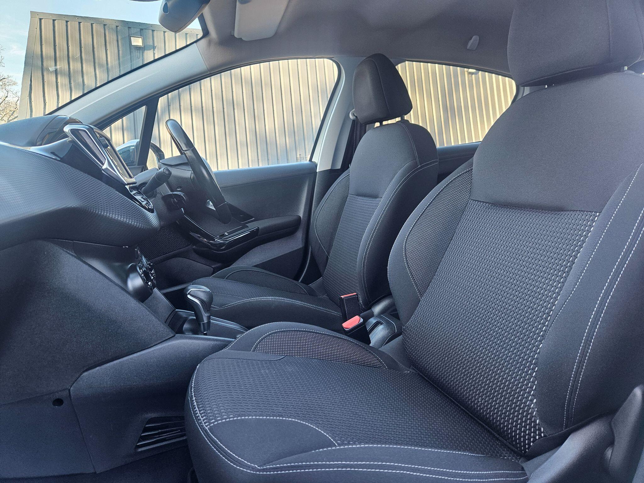 2017 Peugeot 208 image 15