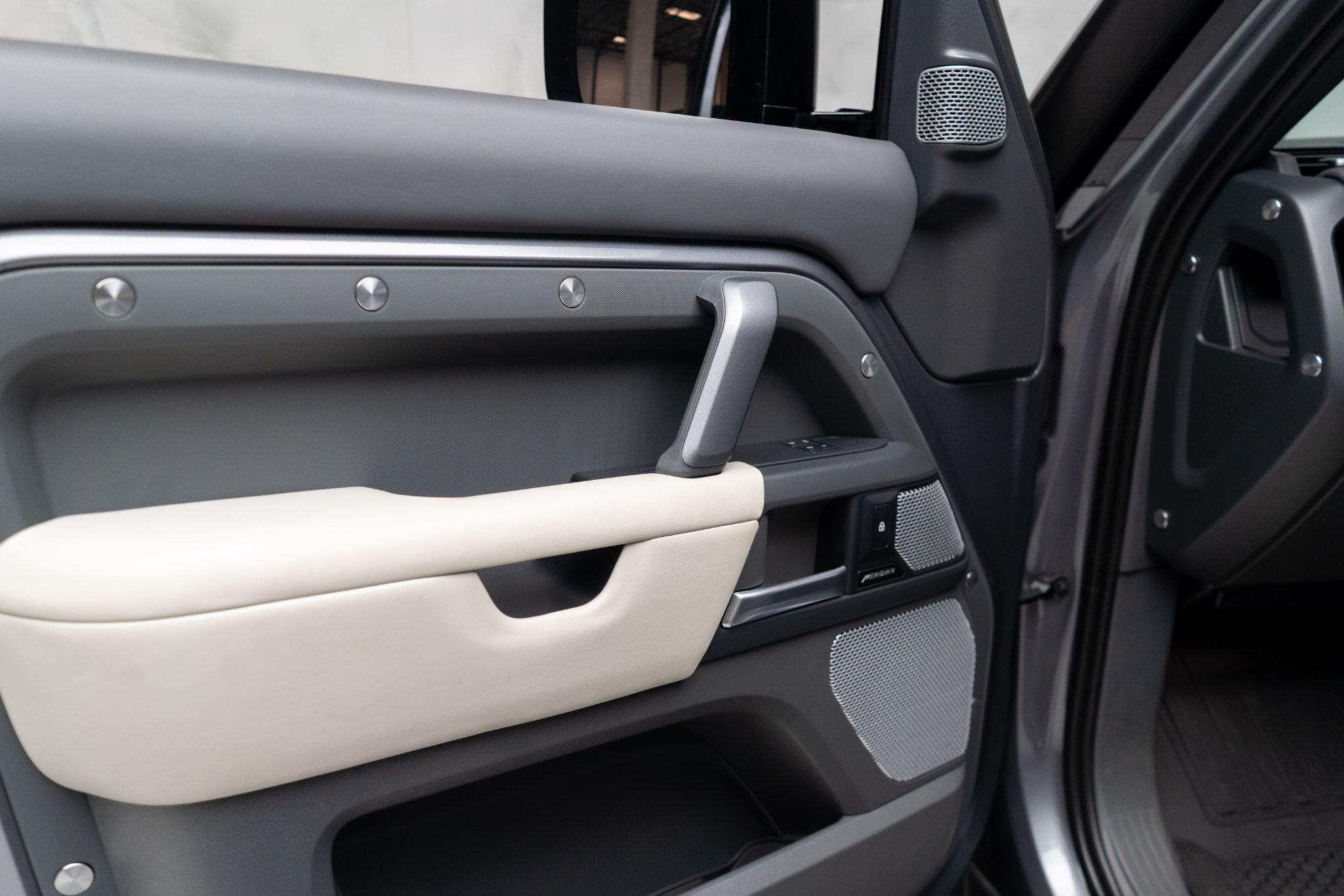 Land Rover Defender view 28