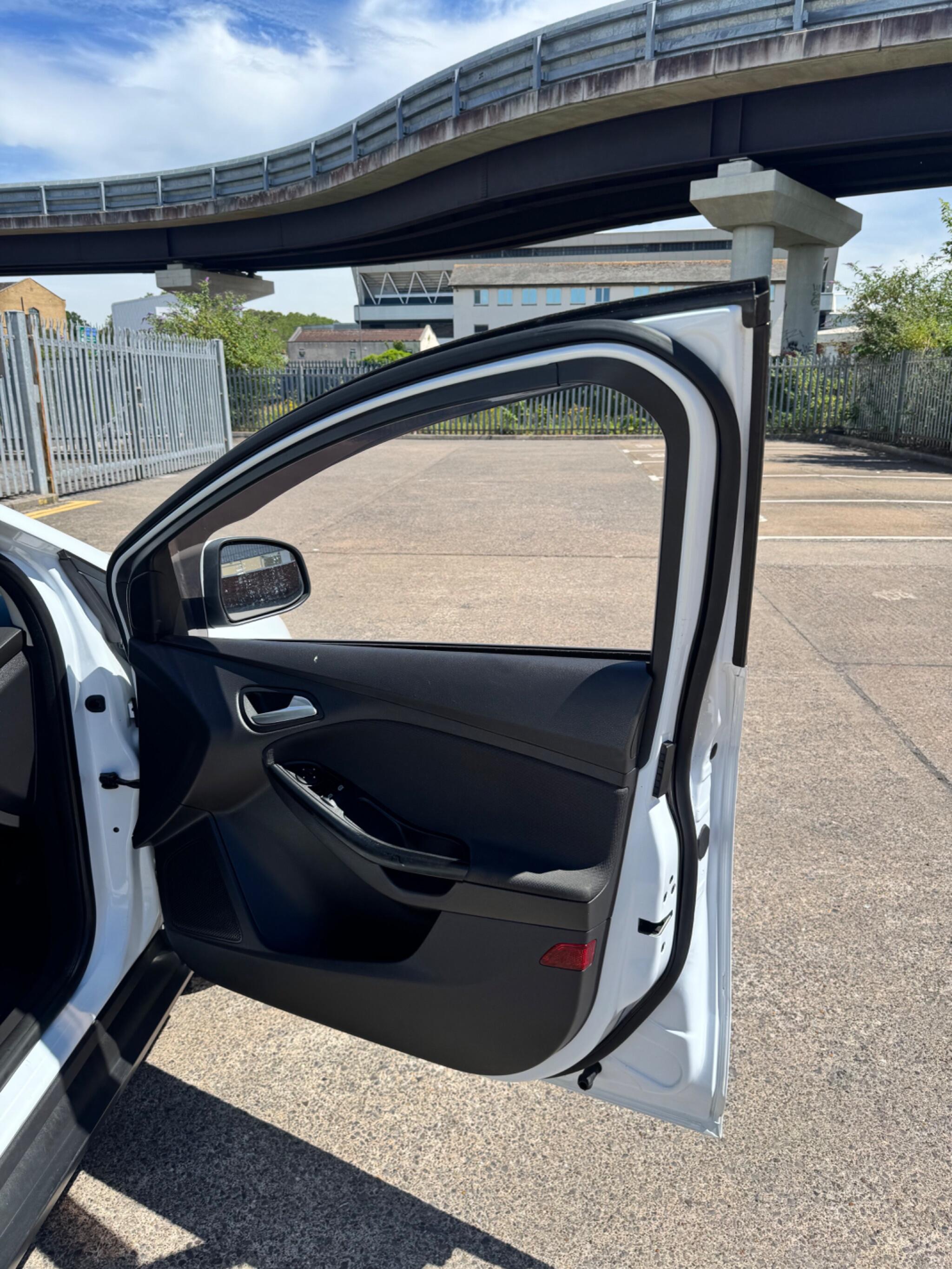 Ford Focus view 33
