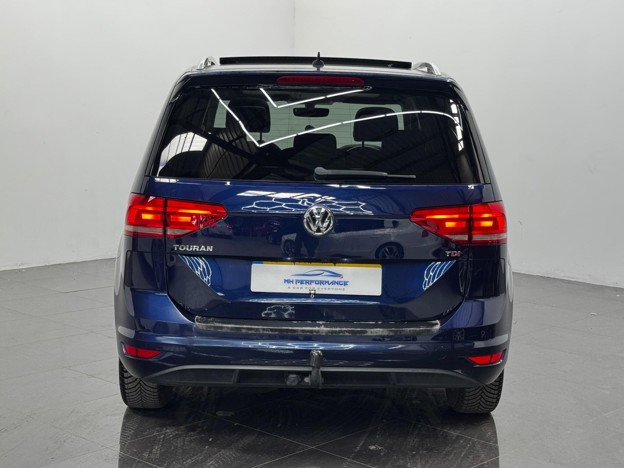Volkswagen Touran view 4