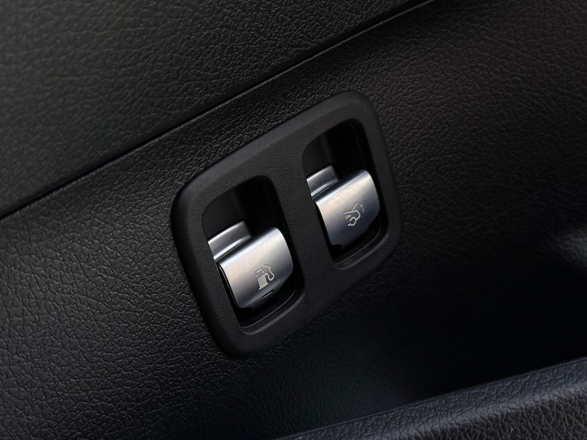 Mercedes-Benz C-Class view 25