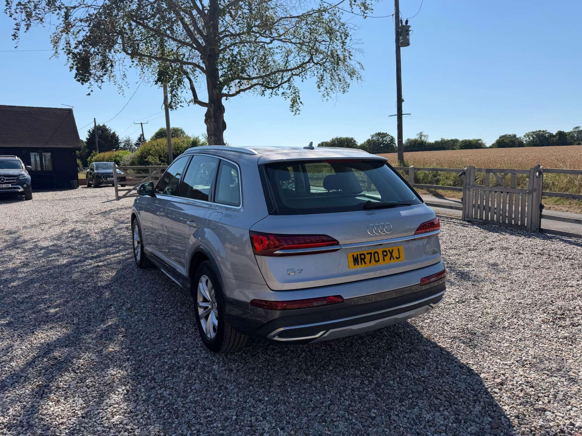 Audi Q7 view 3