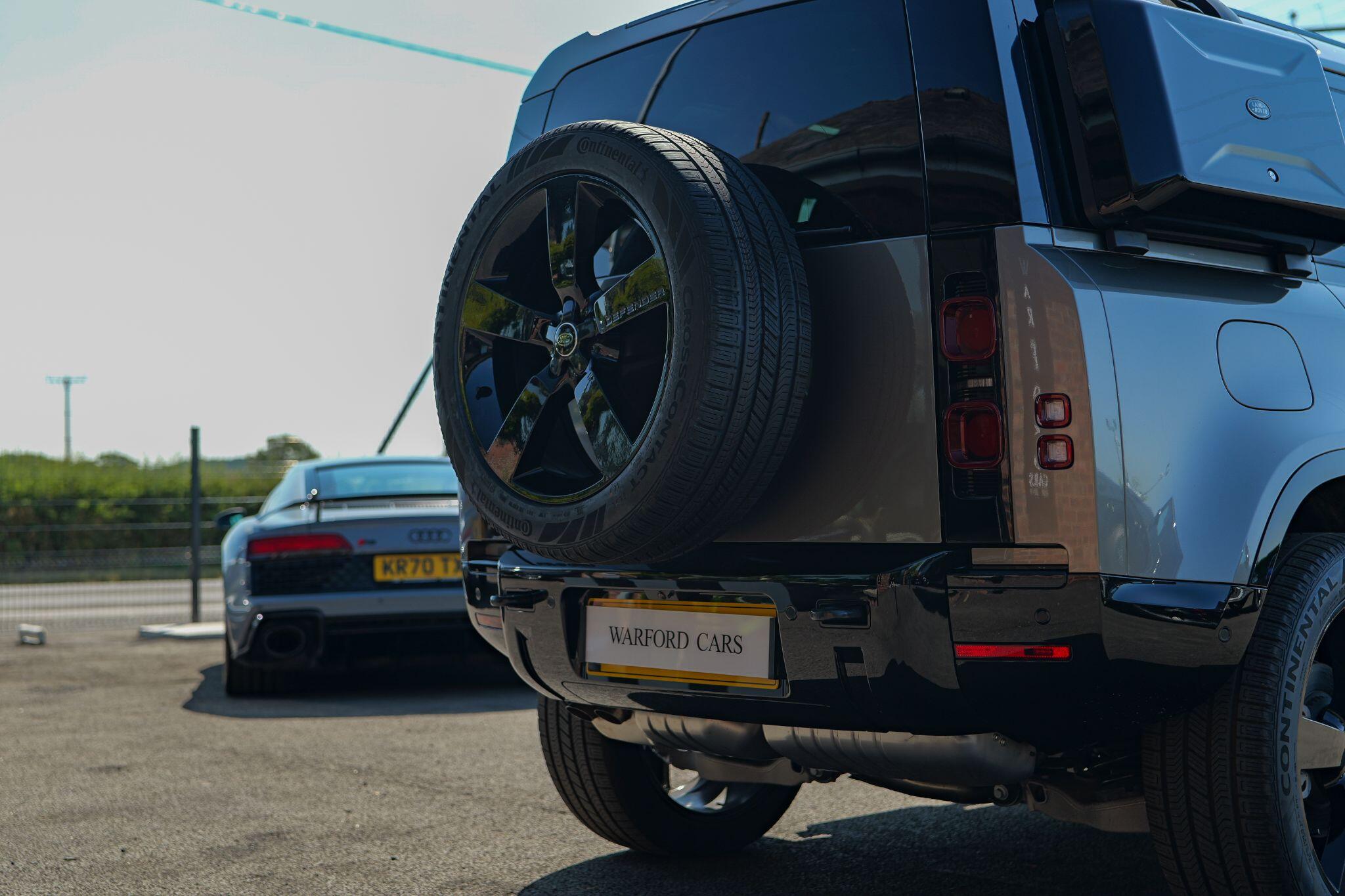 Land Rover Defender 110 view 10
