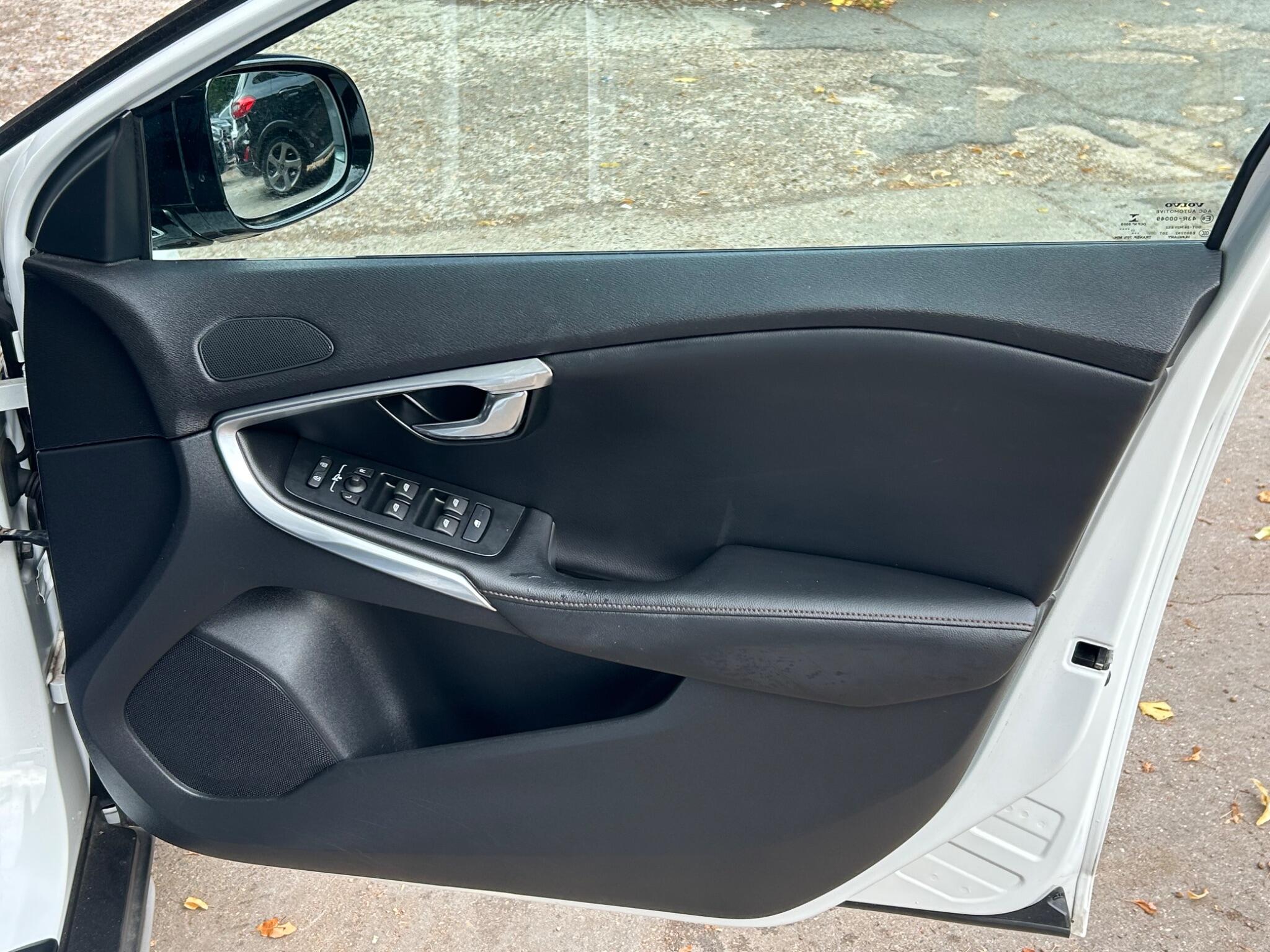 Volvo V40 Cross Country view 45