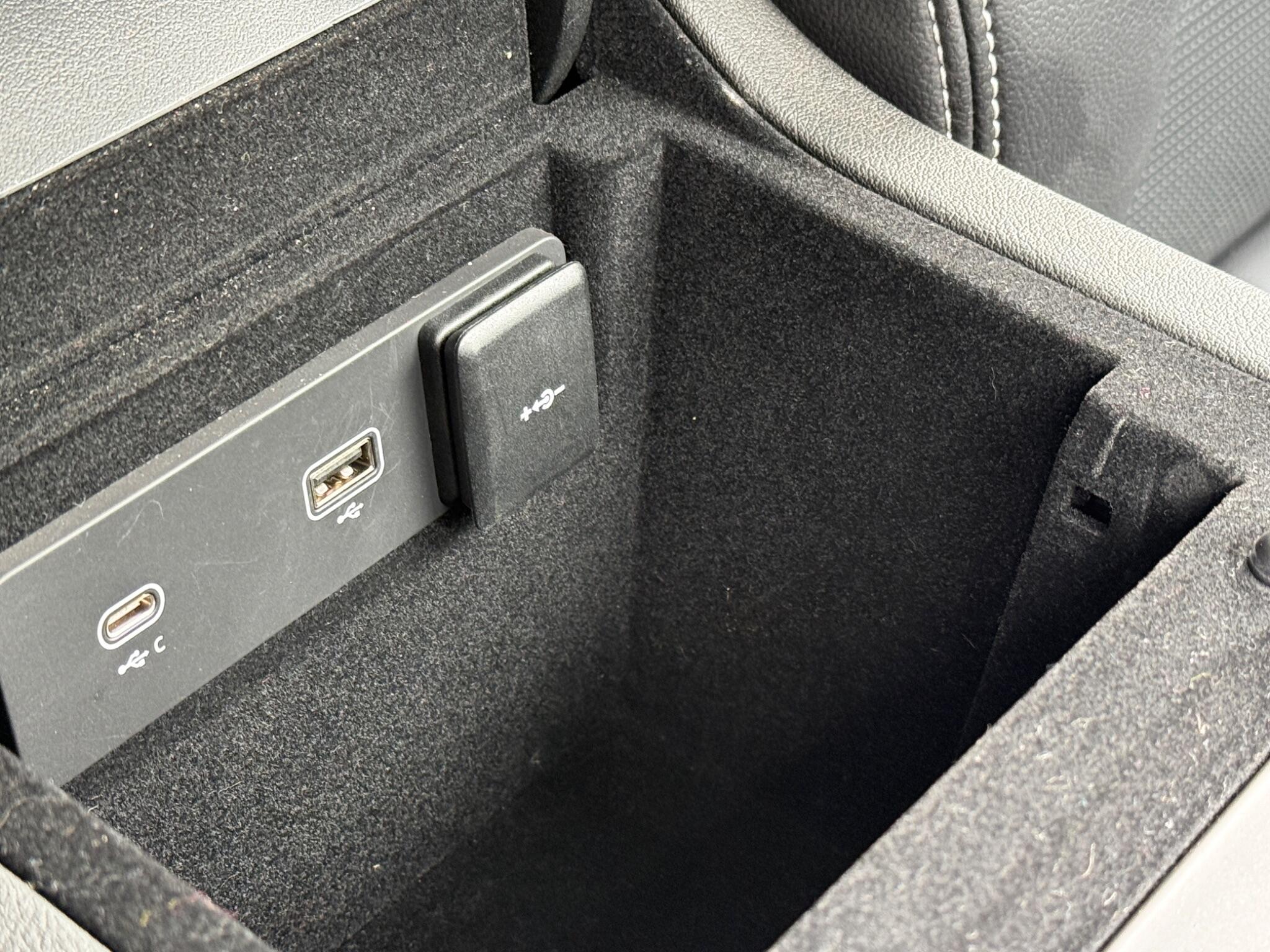 Jaguar XF view 28