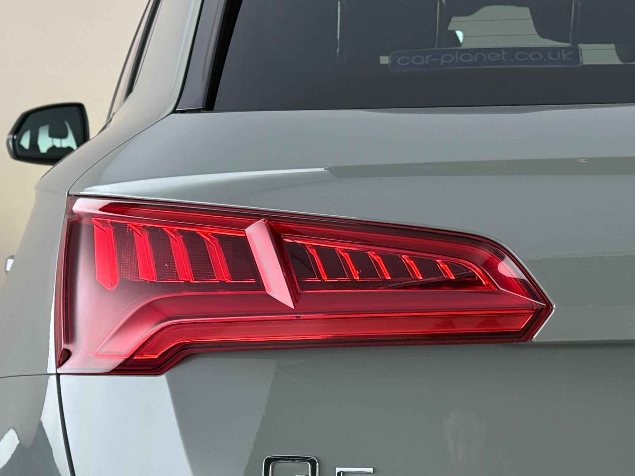 Audi Q5 view 10