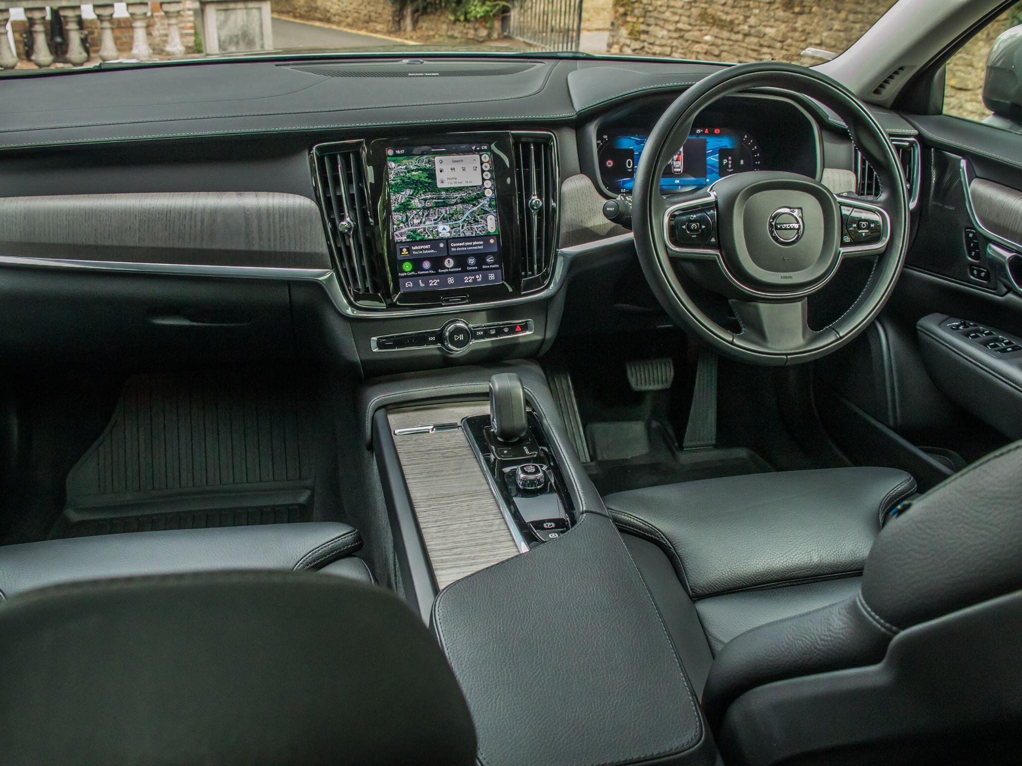 Volvo V90 Cross Country view 19
