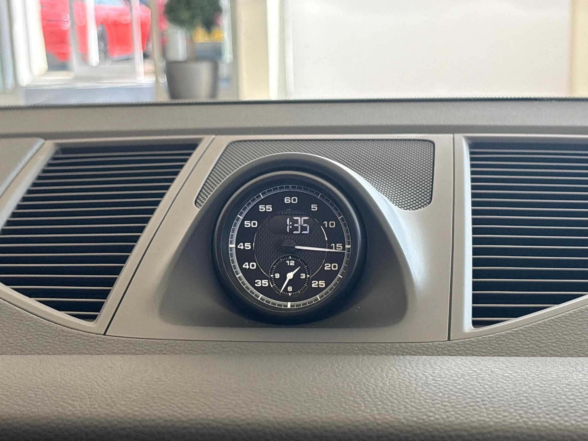 Porsche Macan view 18