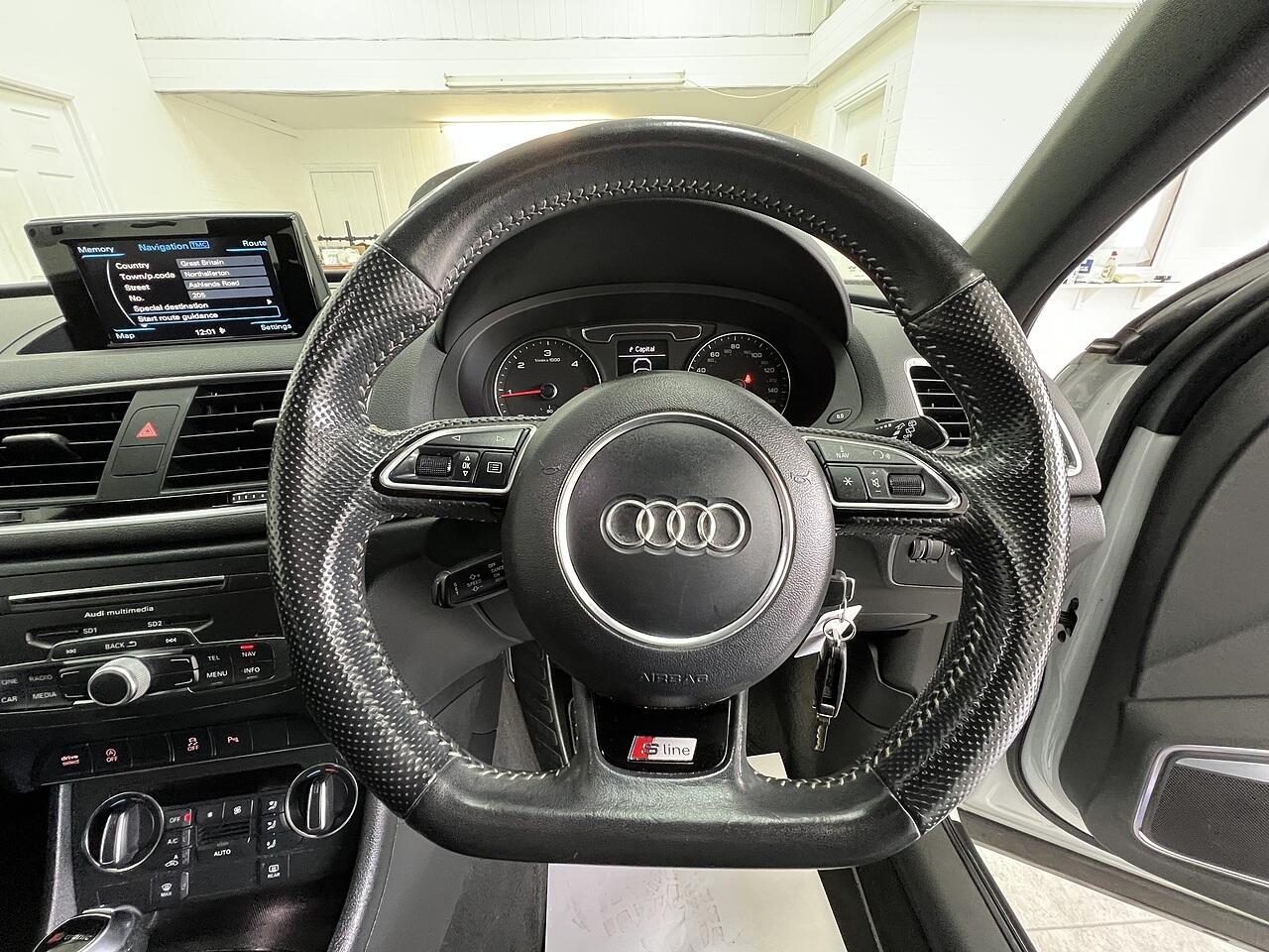 Audi Q3 view 9