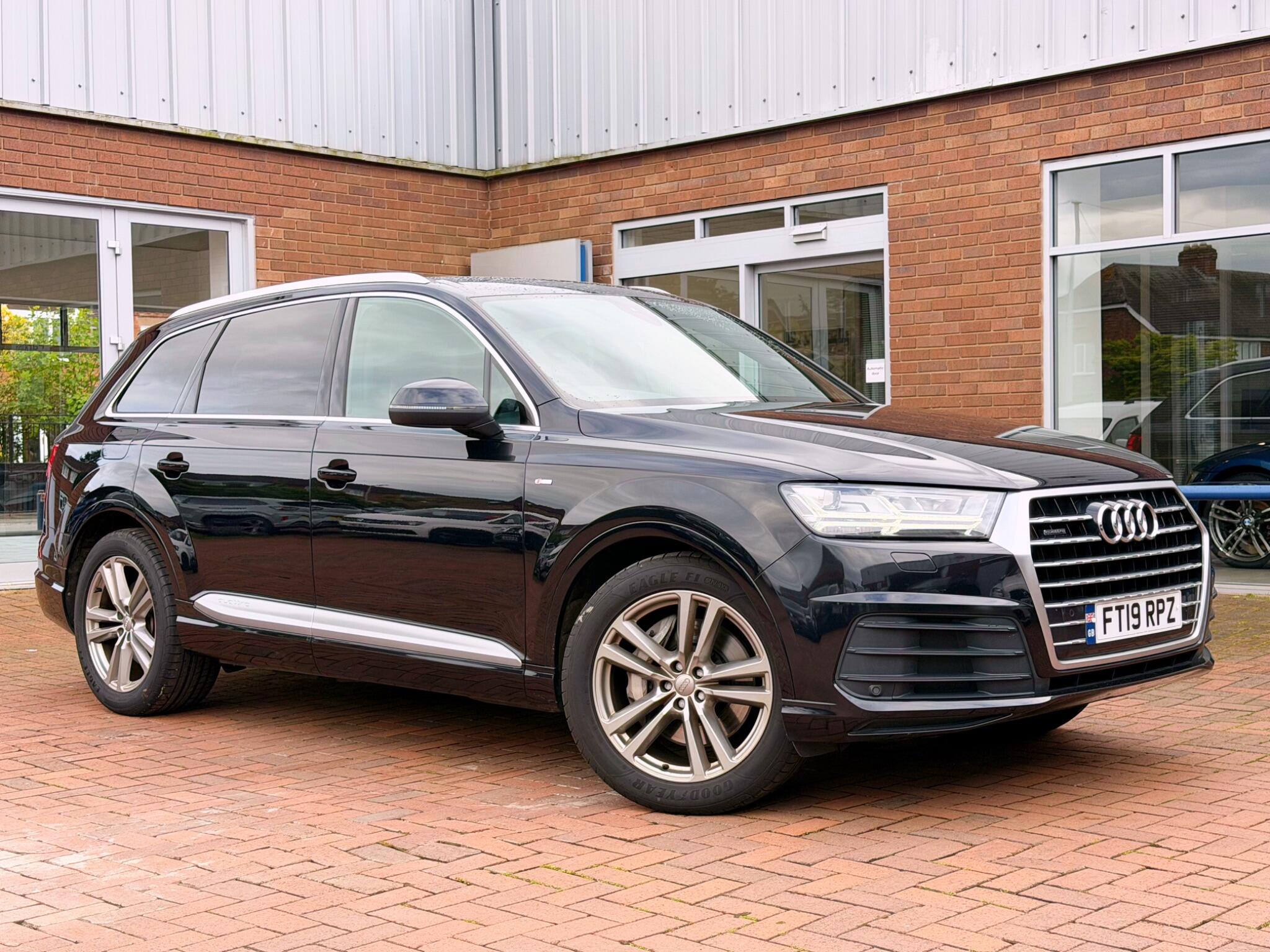 Audi Q7 view 7