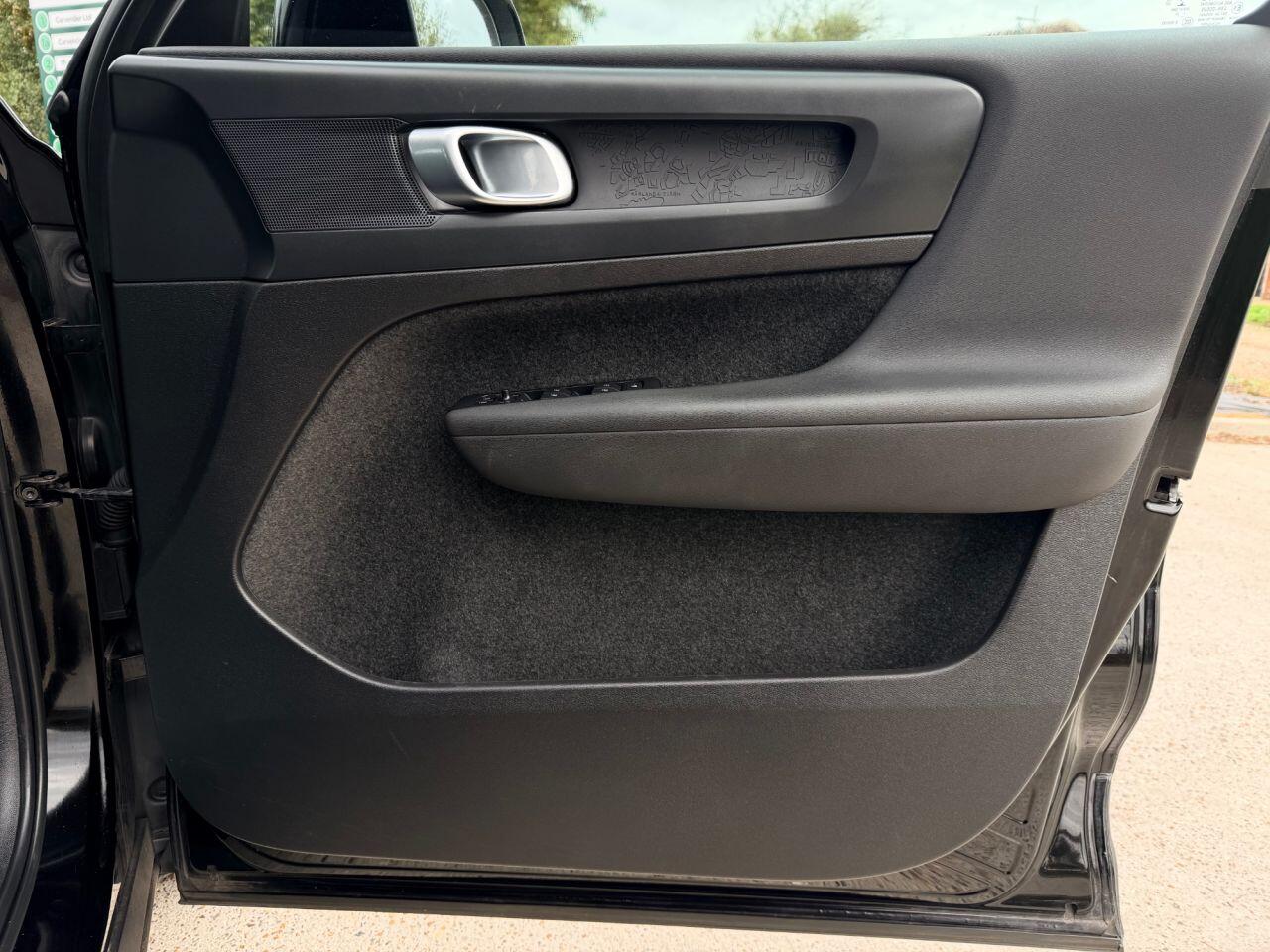 Volvo XC40 view 15