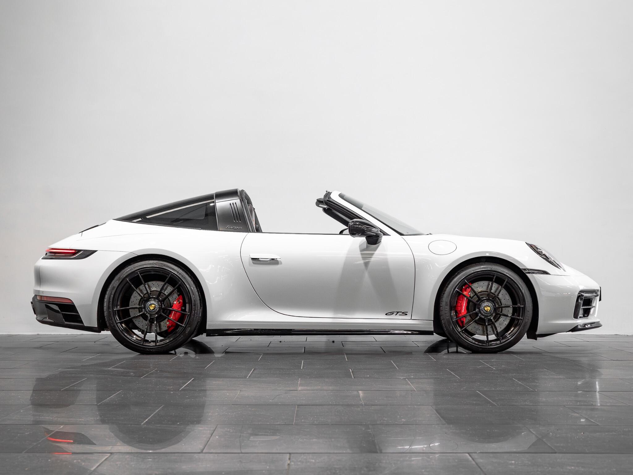 Porsche 911 view 7