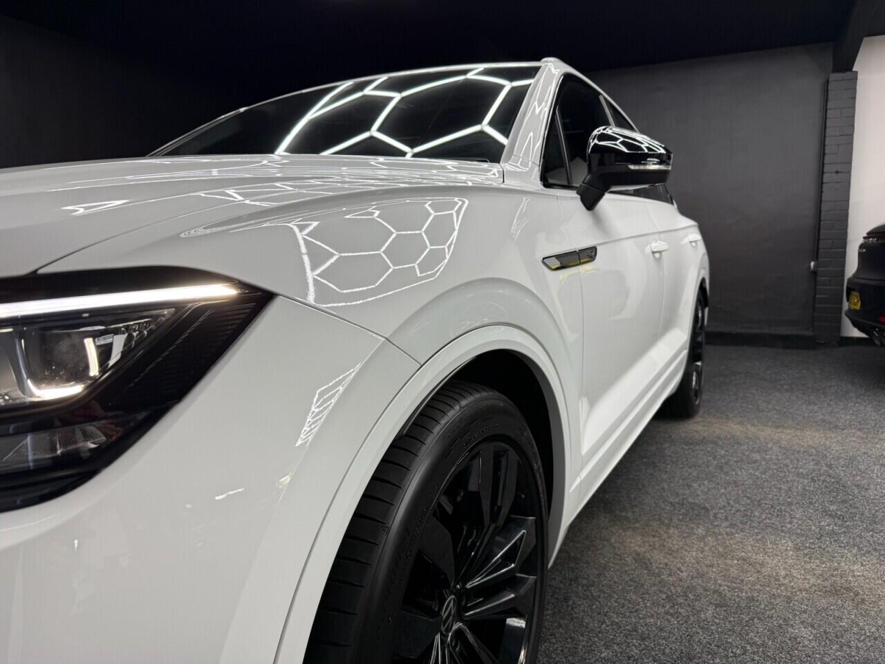 Volkswagen Touareg view 25