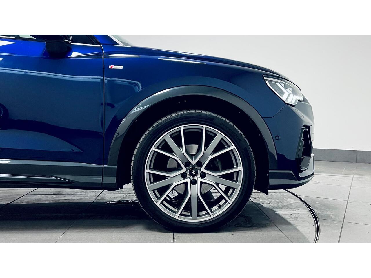 Audi Q3 view 14