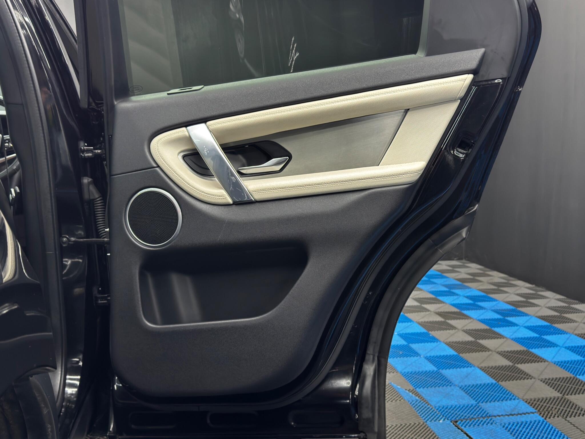 Land Rover Discovery Sport view 45