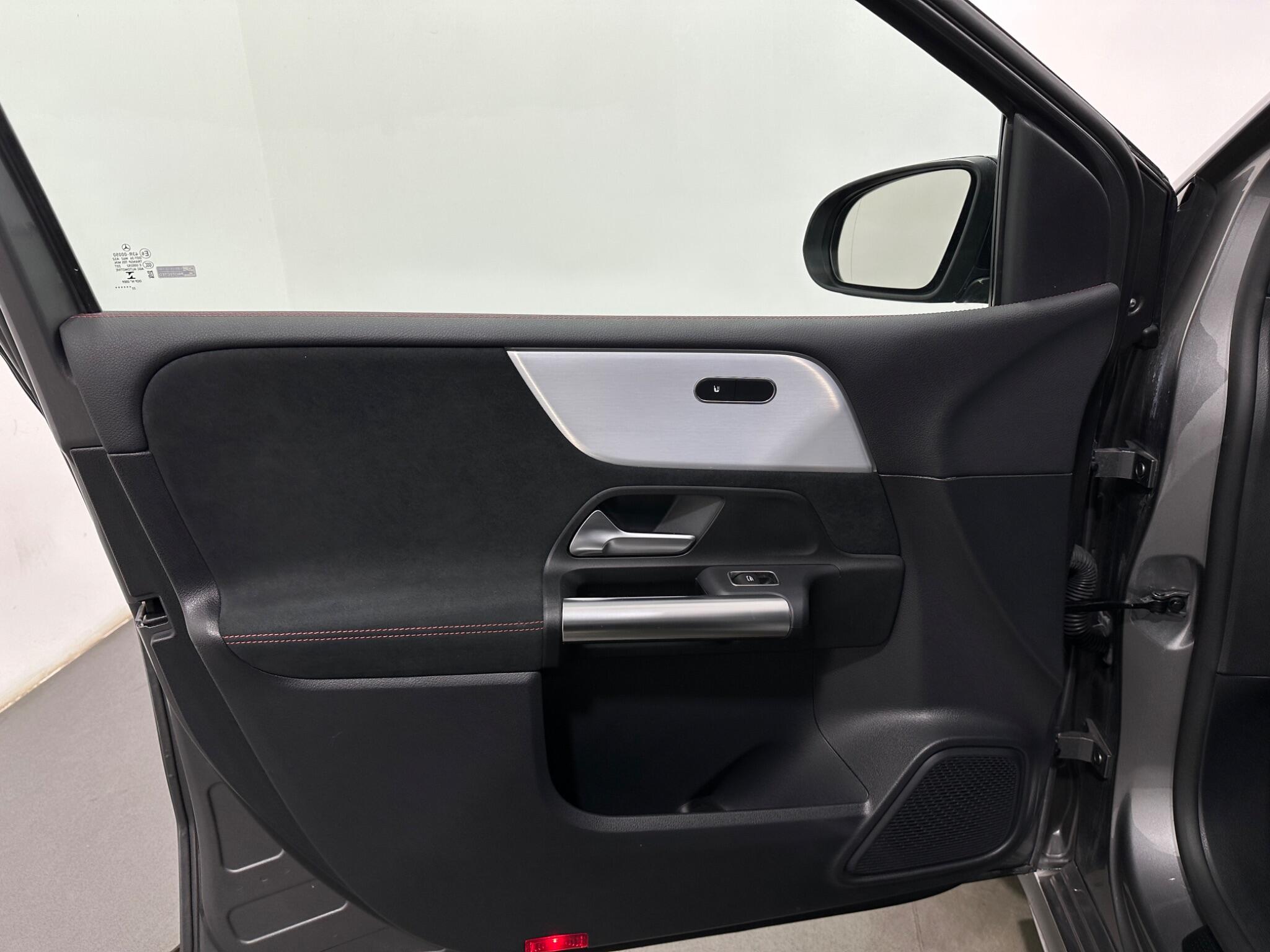 Mercedes-Benz B-Class view 39