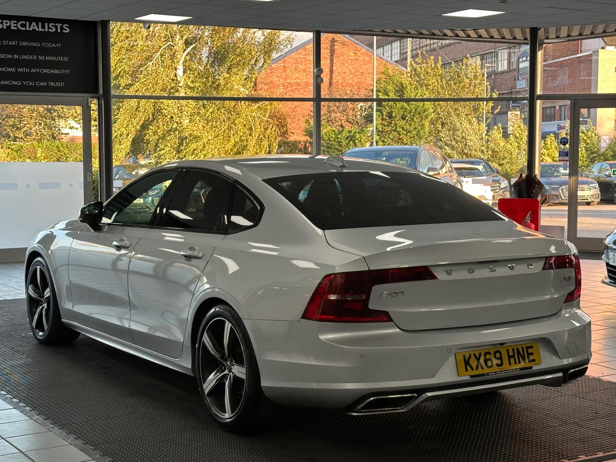 Volvo S90 view 8