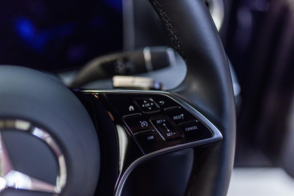 Mercedes-Benz E-Class view 32