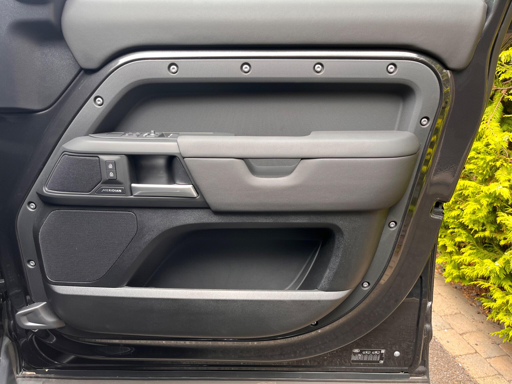 Land Rover Defender view 33