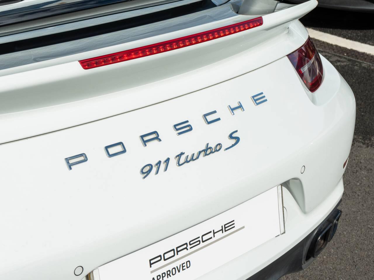 Porsche 911 view 9