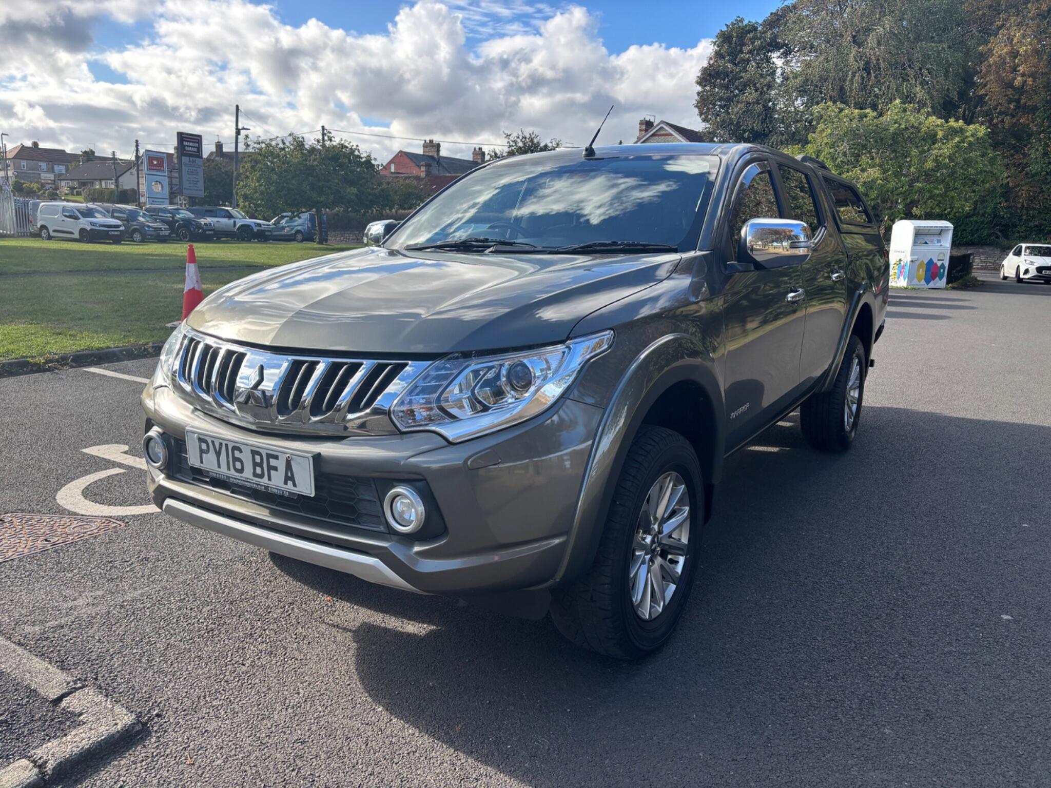 Mitsubishi L200 view 3