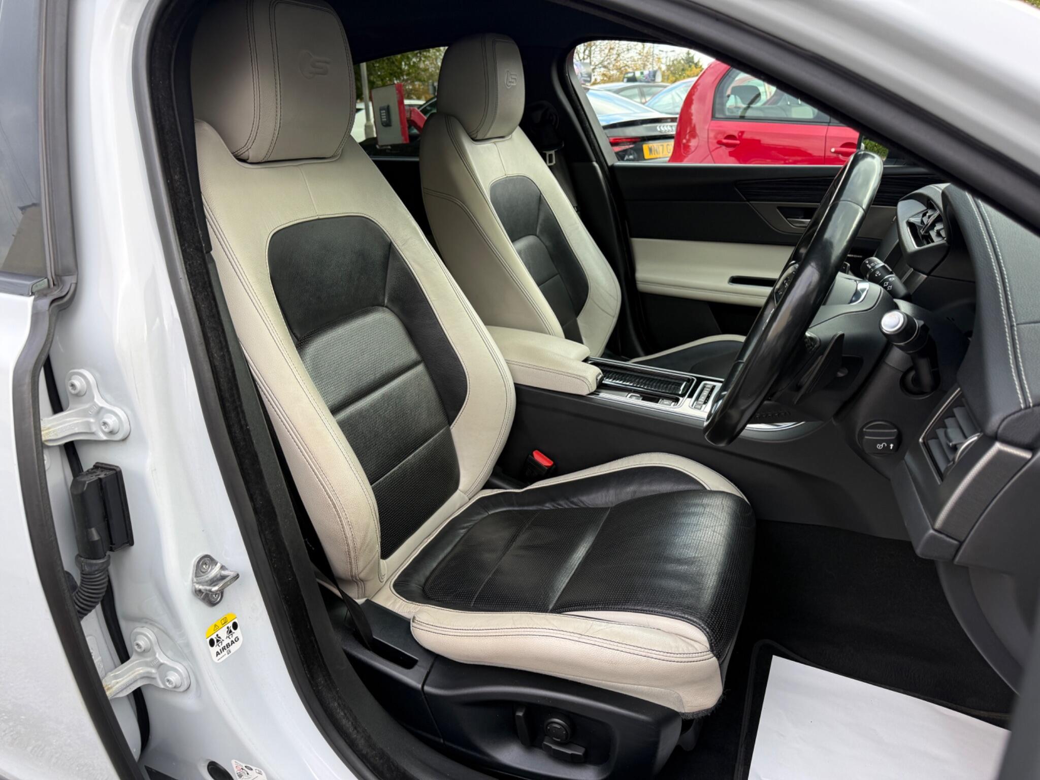 Jaguar XF - Image 27