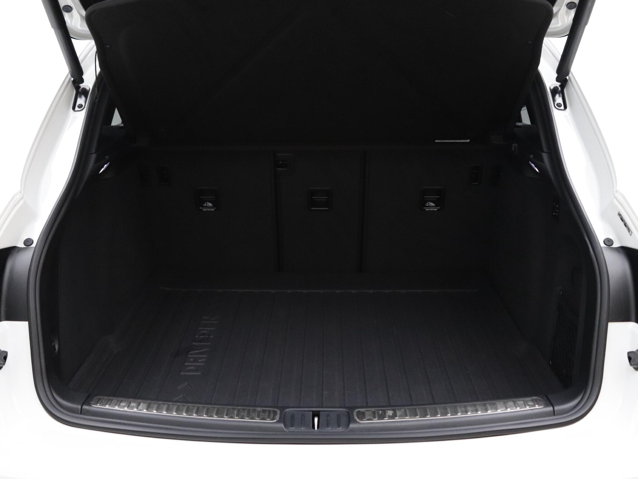 Porsche Macan view 19