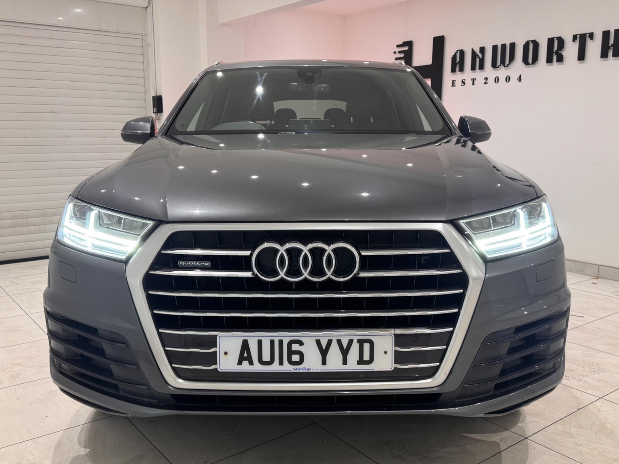 Audi Q7 view 5