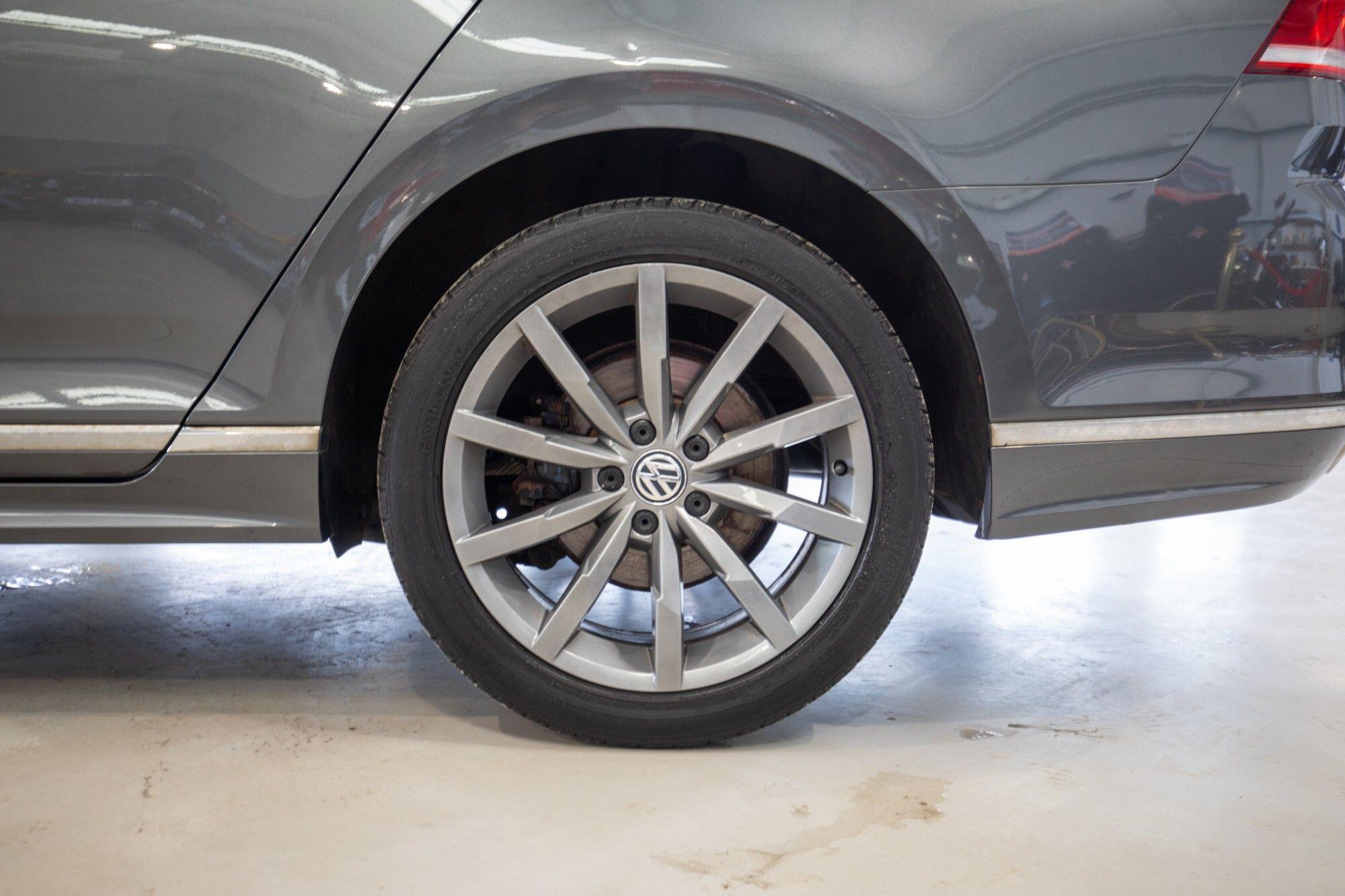 Volkswagen Passat view 6