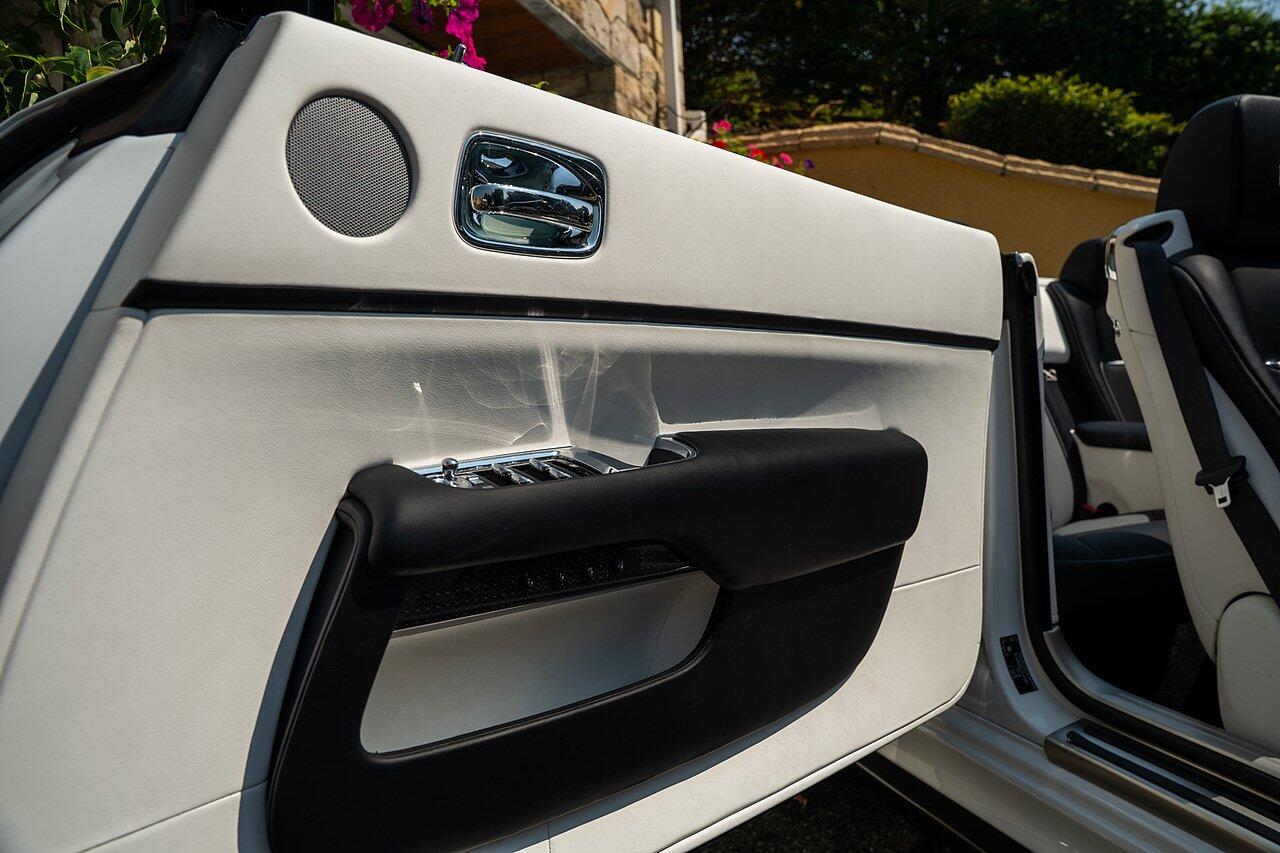 Rolls-Royce Dawn view 69