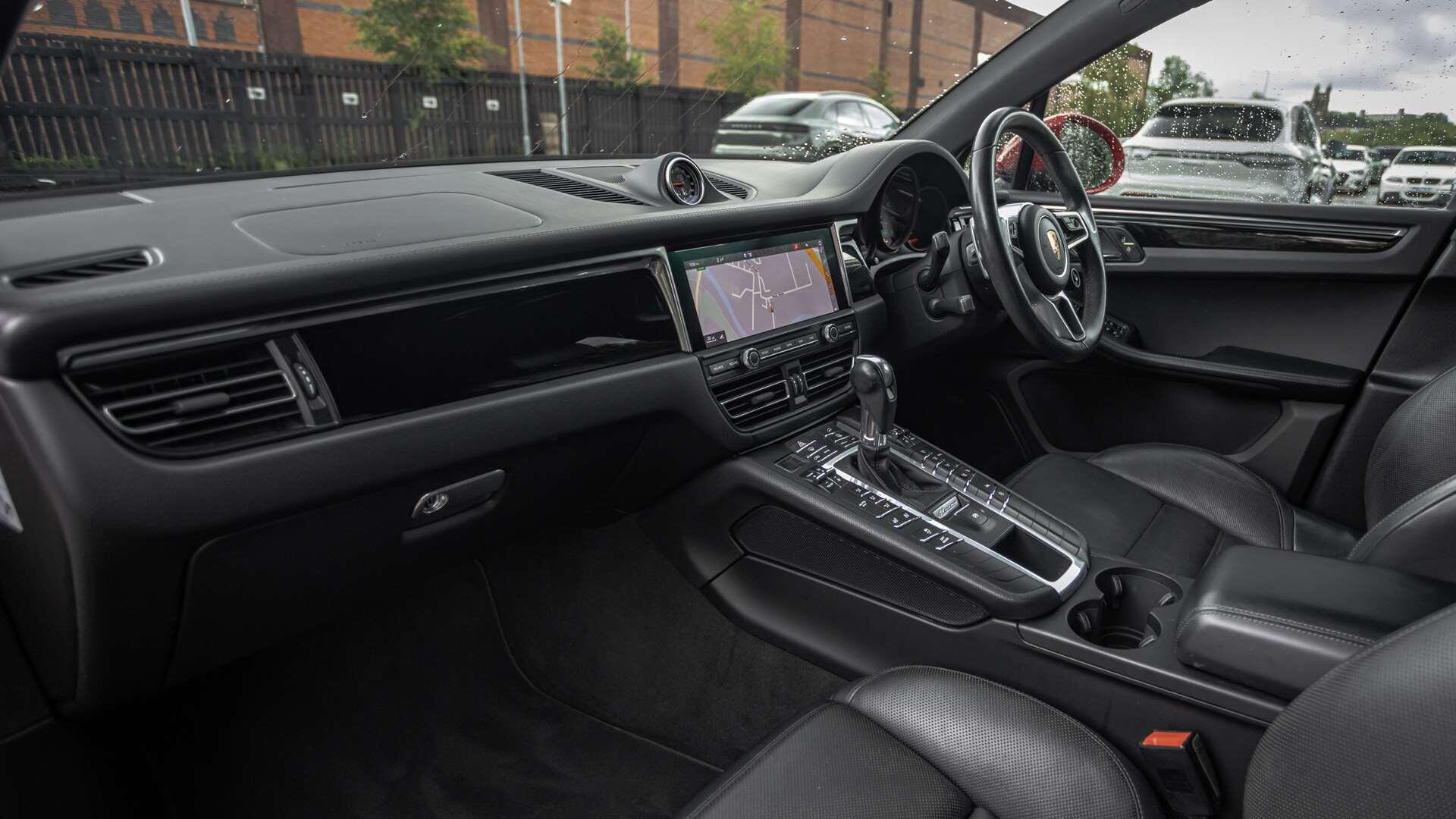 Porsche Macan view 14