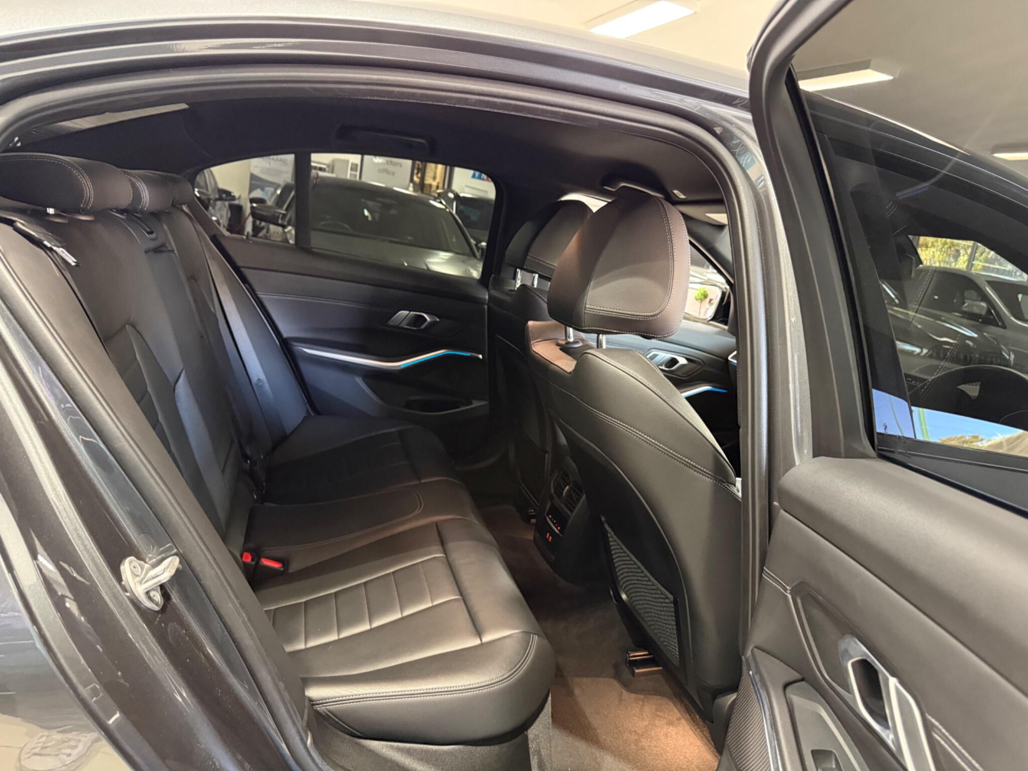 BMW 3 Series view 30