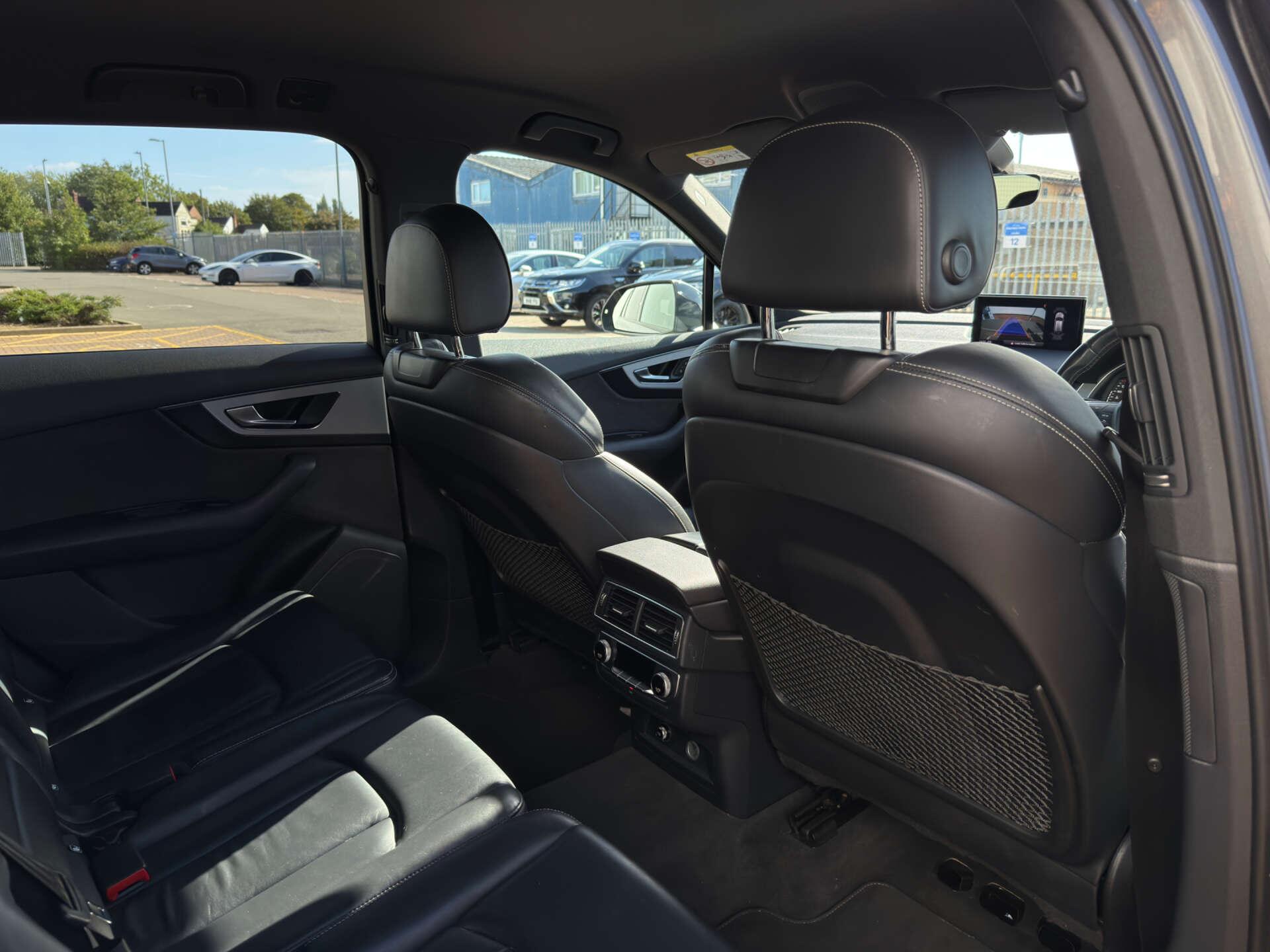 Audi SQ7 view 22