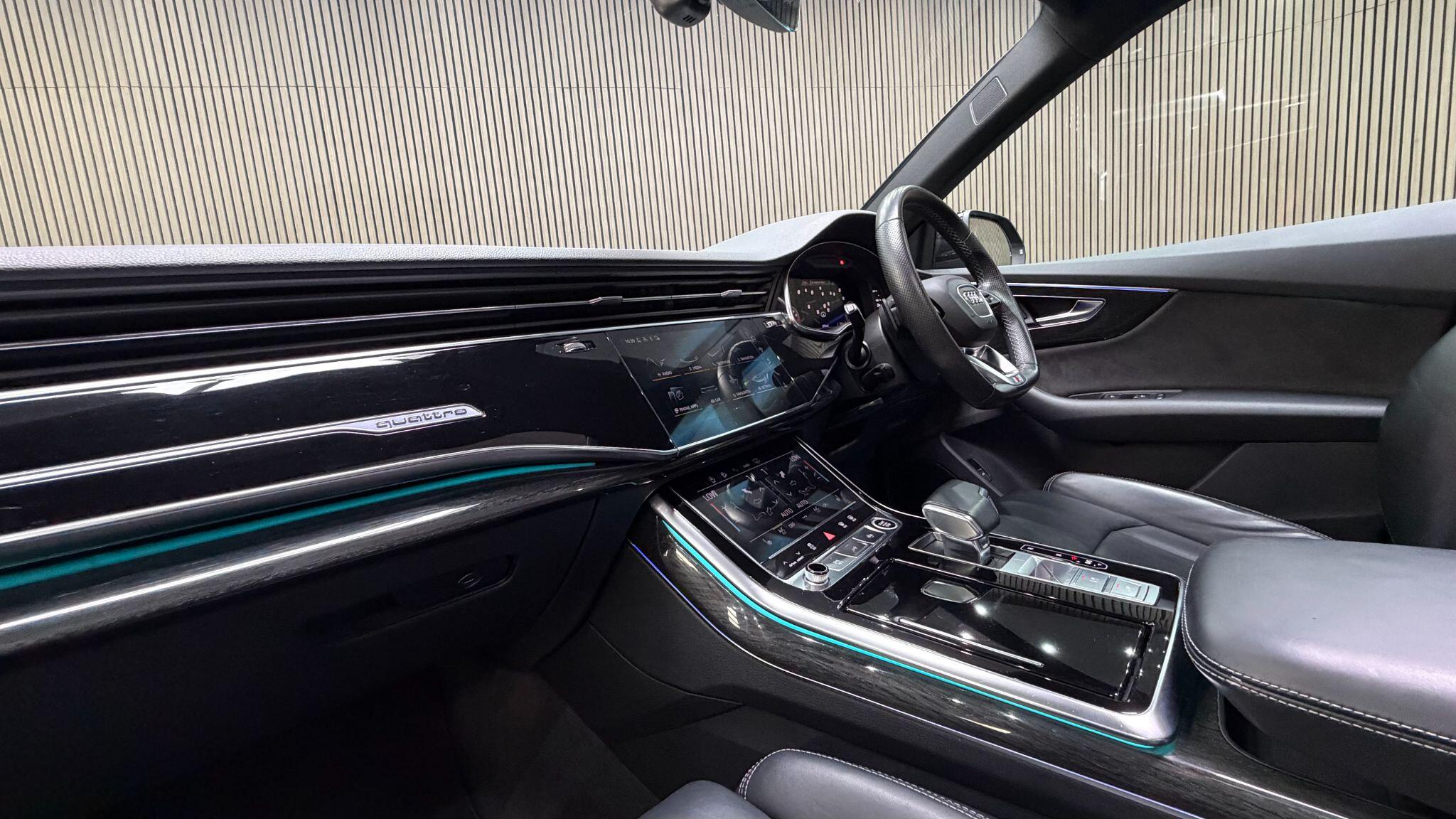 Audi Q8 view 10