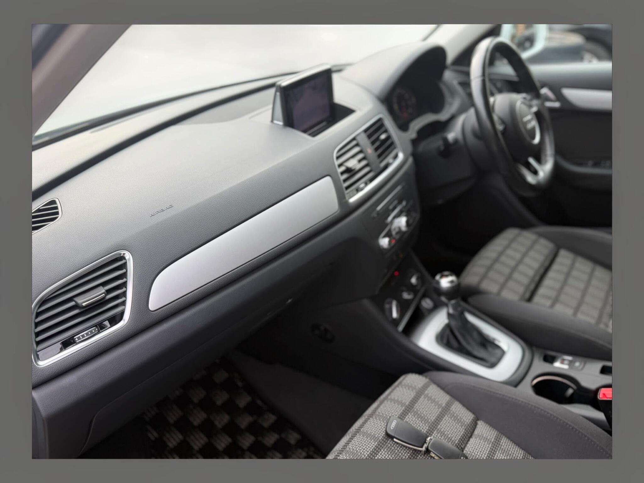 Audi Q3 view 8