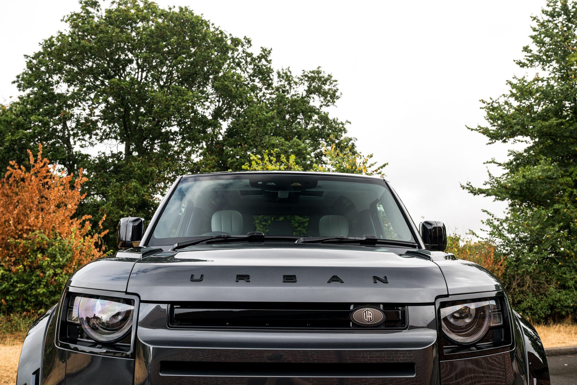 Land Rover Defender 90 view 10