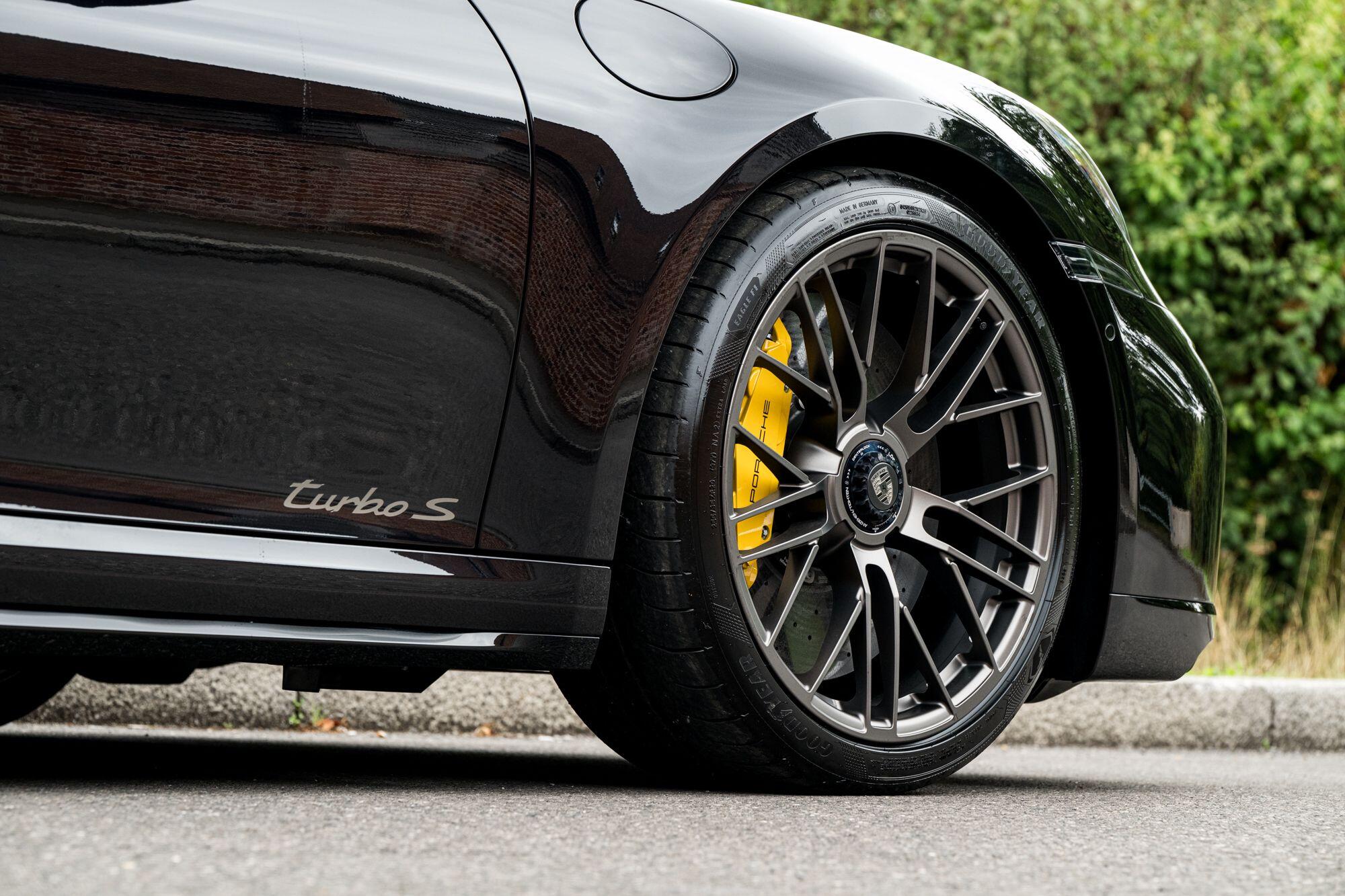 Porsche 911 view 35